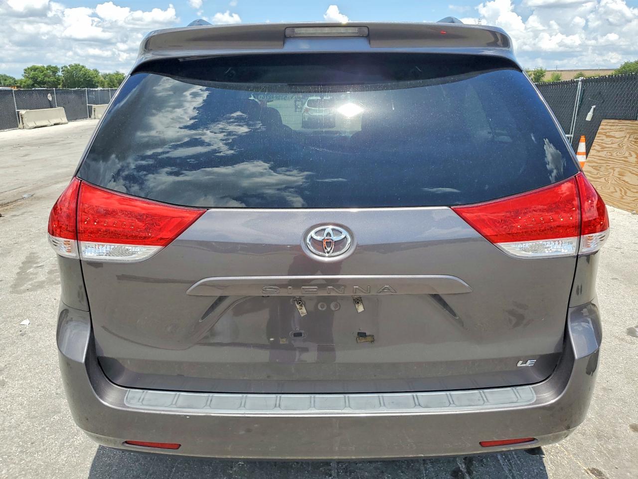 2014 Toyota Sienna Le Gray vin: 5TDKK3DC7ES499473