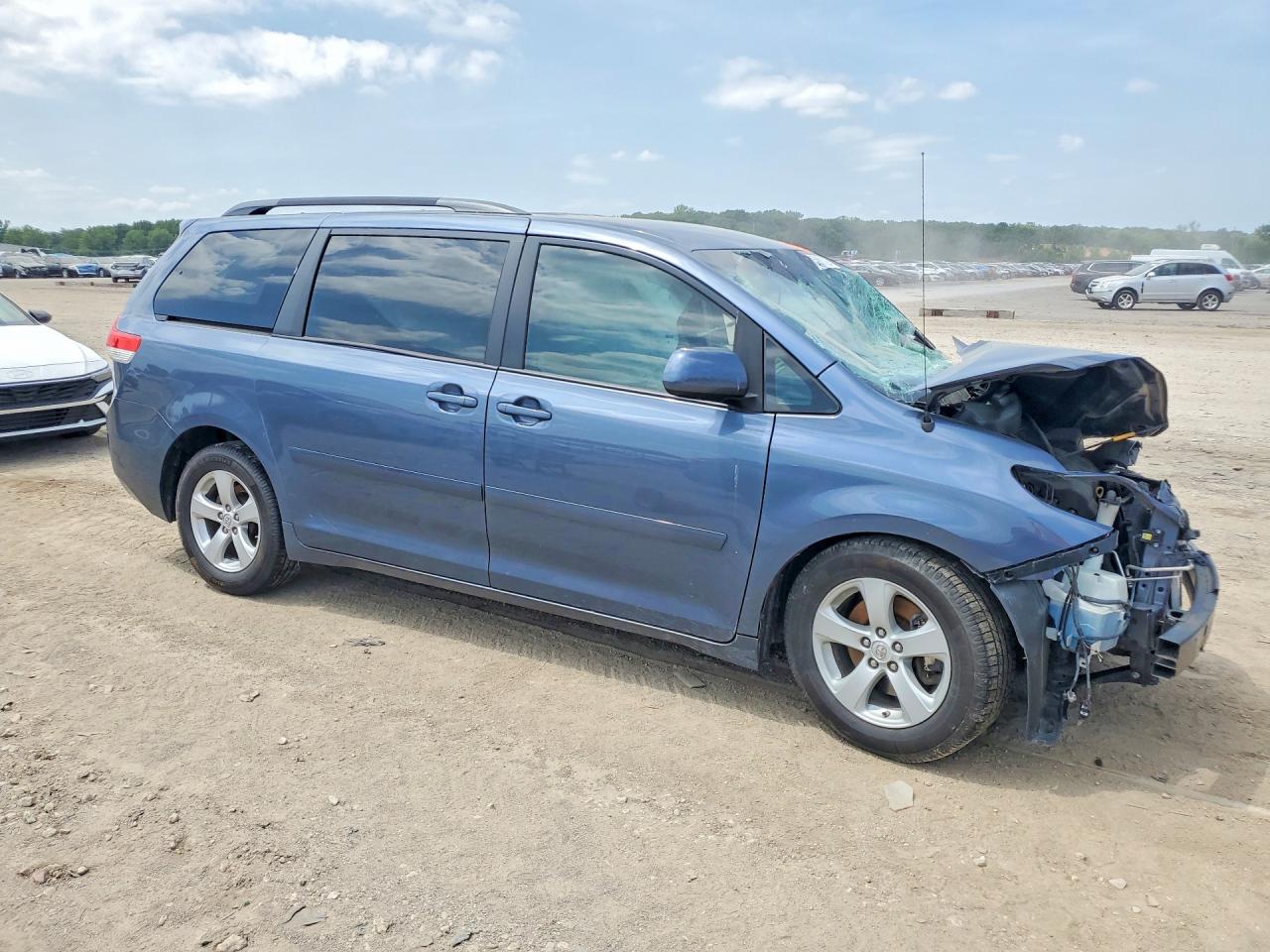2014 Toyota Sienna Le Blue vin: 5TDKK3DC7ES500105