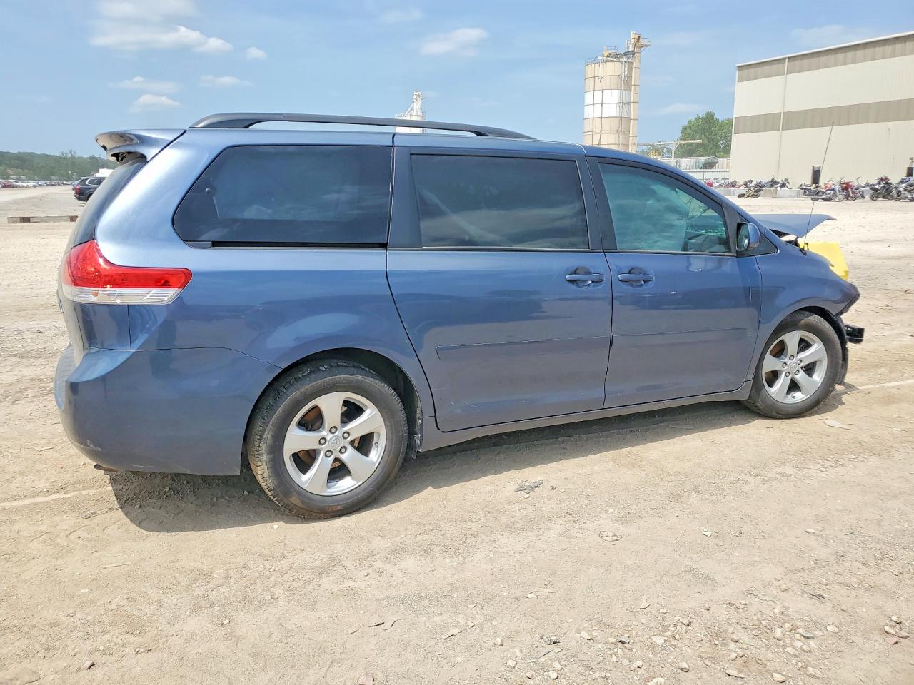 2014 Toyota Sienna Le Blue vin: 5TDKK3DC7ES500105