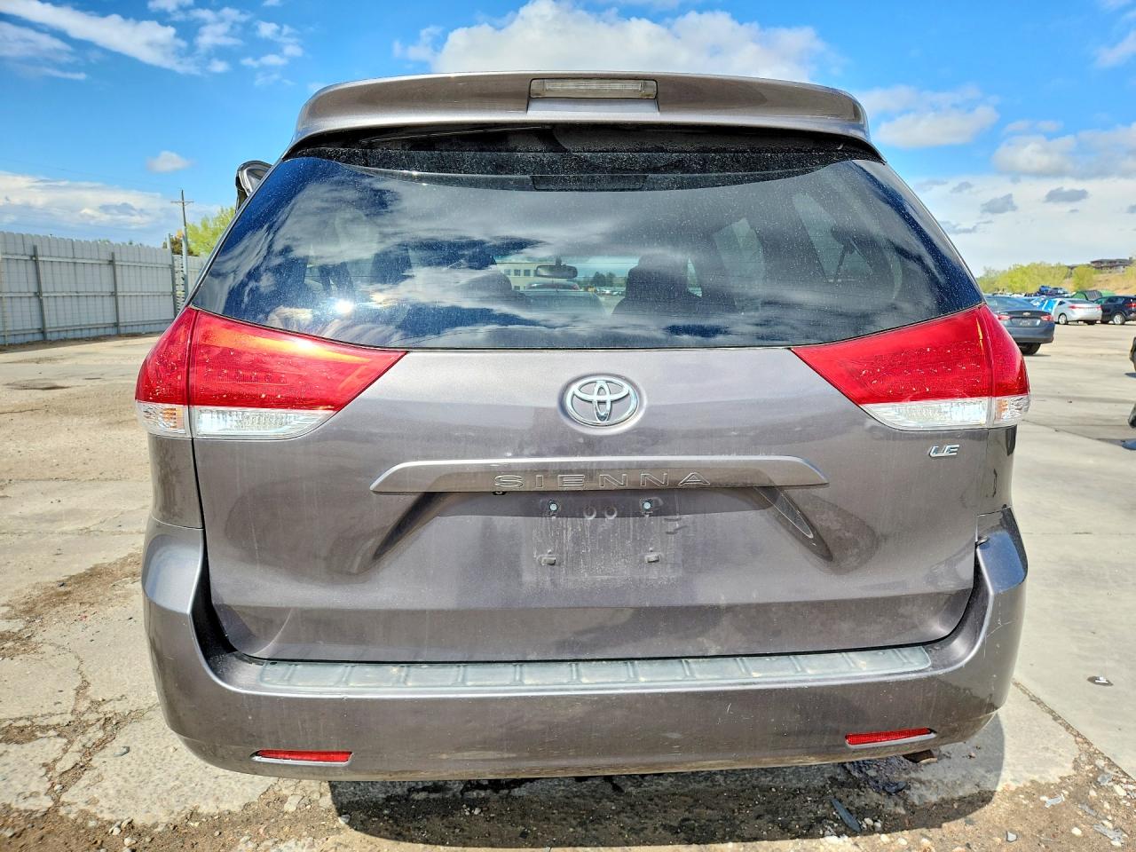 2014 Toyota Sienna Le Gray vin: 5TDKK3DC7ES500444