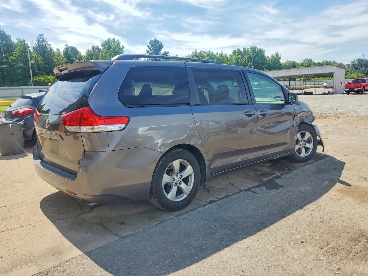 2014 Toyota Sienna Le Угольный vin: 5TDKK3DC7ES501562