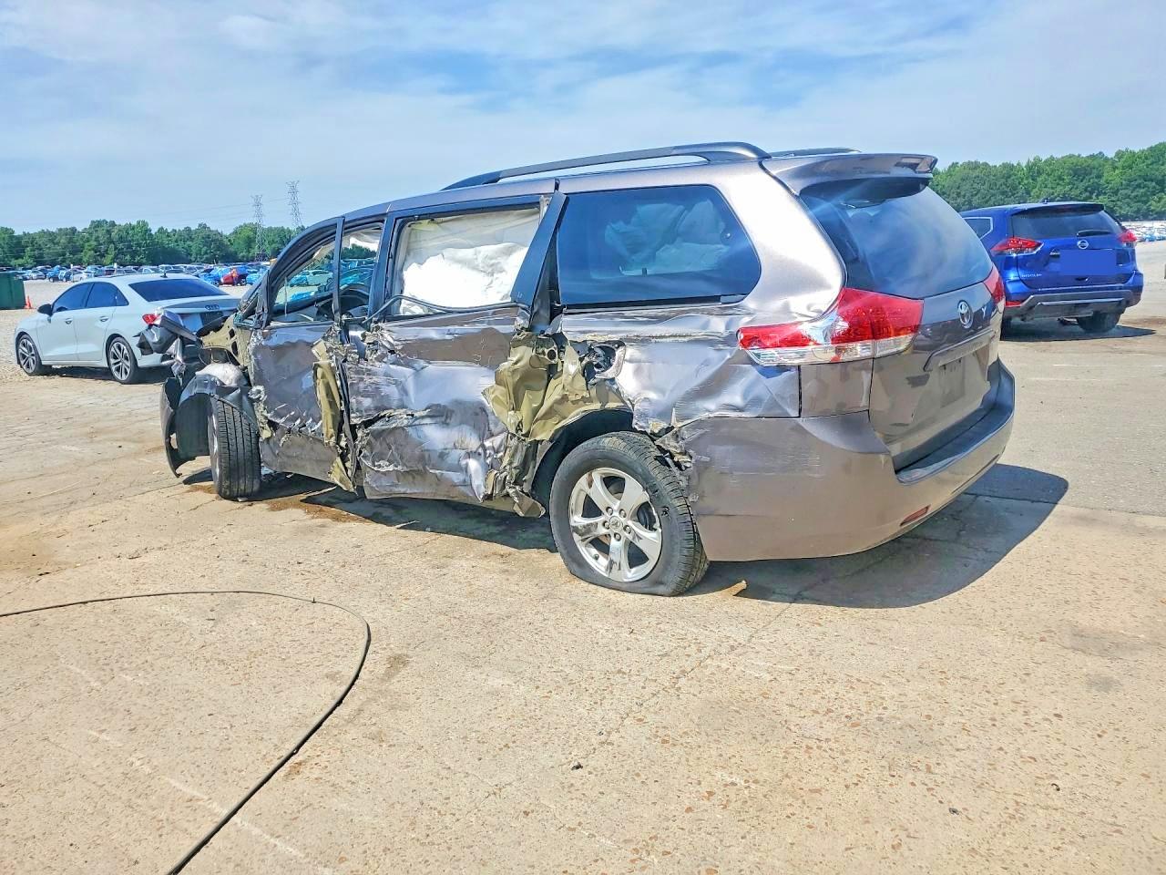 2014 Toyota Sienna Le Угольный vin: 5TDKK3DC7ES501562
