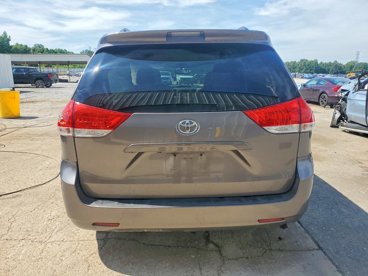 2014 Toyota Sienna Le Угольный vin: 5TDKK3DC7ES501562
