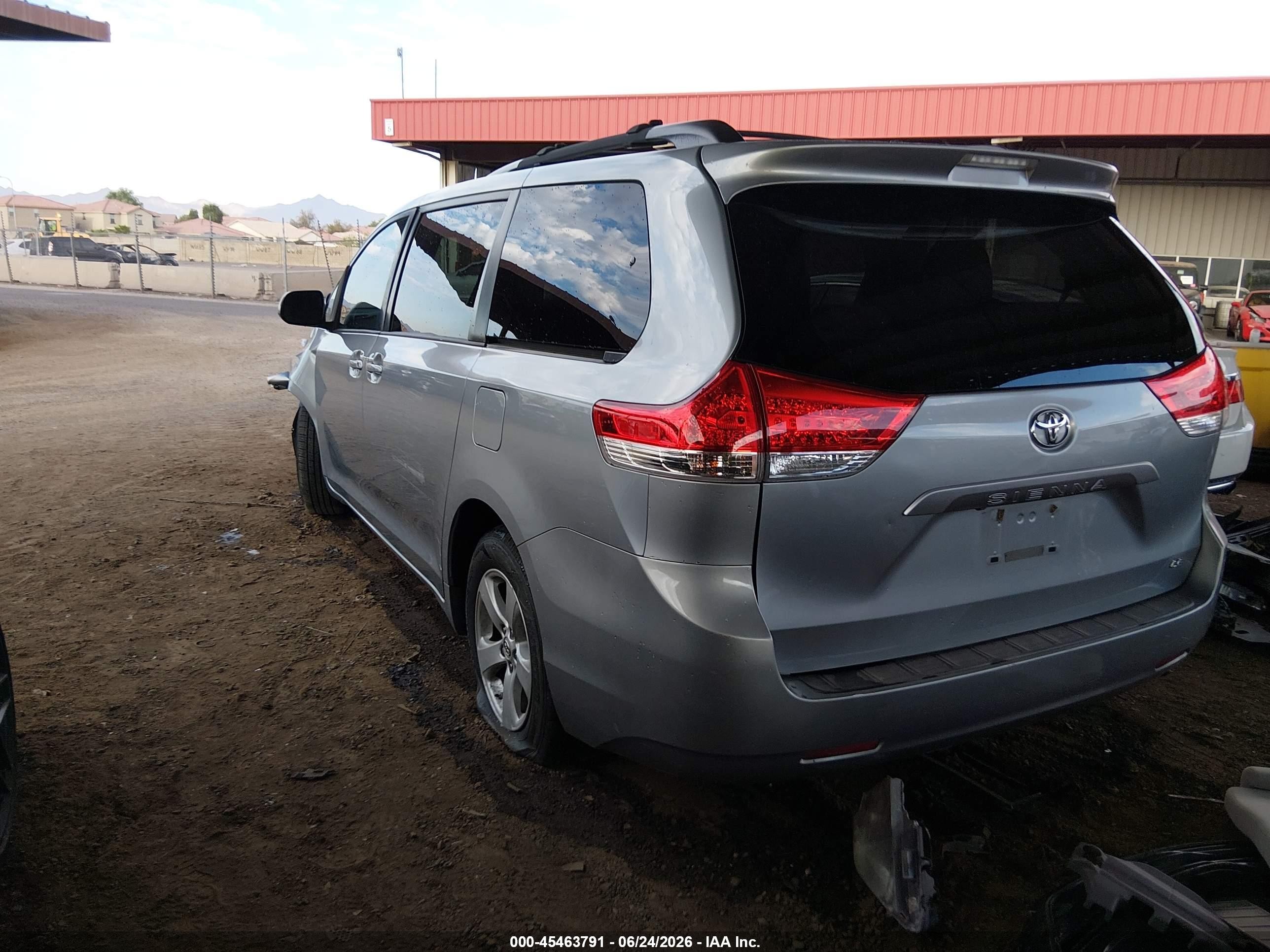2014 Toyota Sienna Le V6 8 Passenger Silver vin: 5TDKK3DC7ES524887