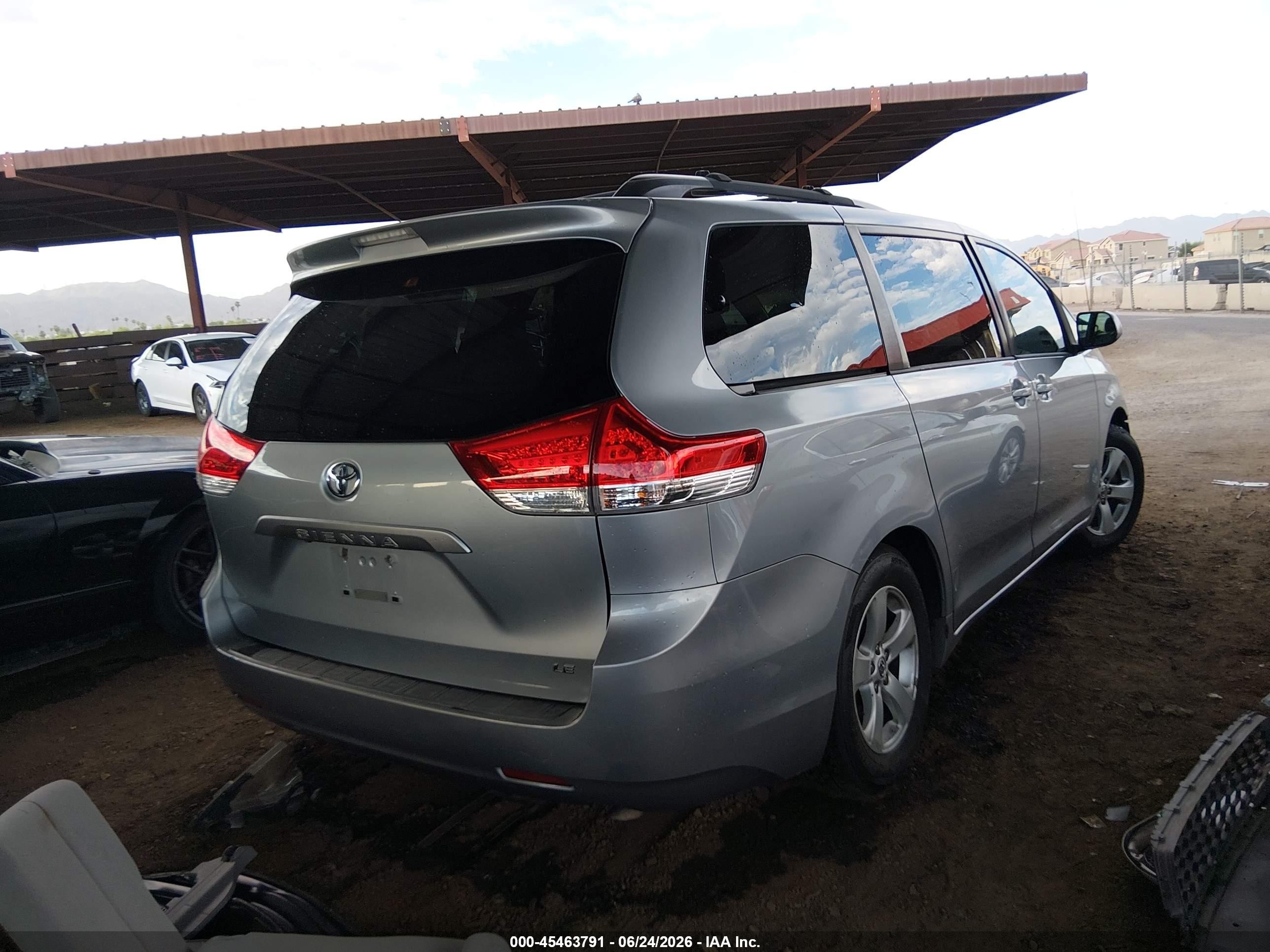 2014 Toyota Sienna Le V6 8 Passenger Silver vin: 5TDKK3DC7ES524887