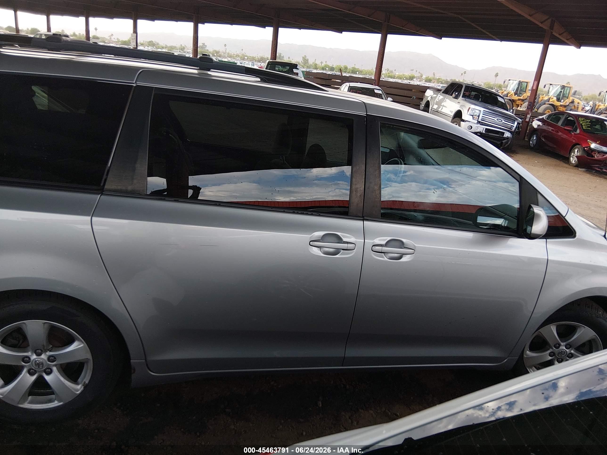 2014 Toyota Sienna Le V6 8 Passenger Silver vin: 5TDKK3DC7ES524887