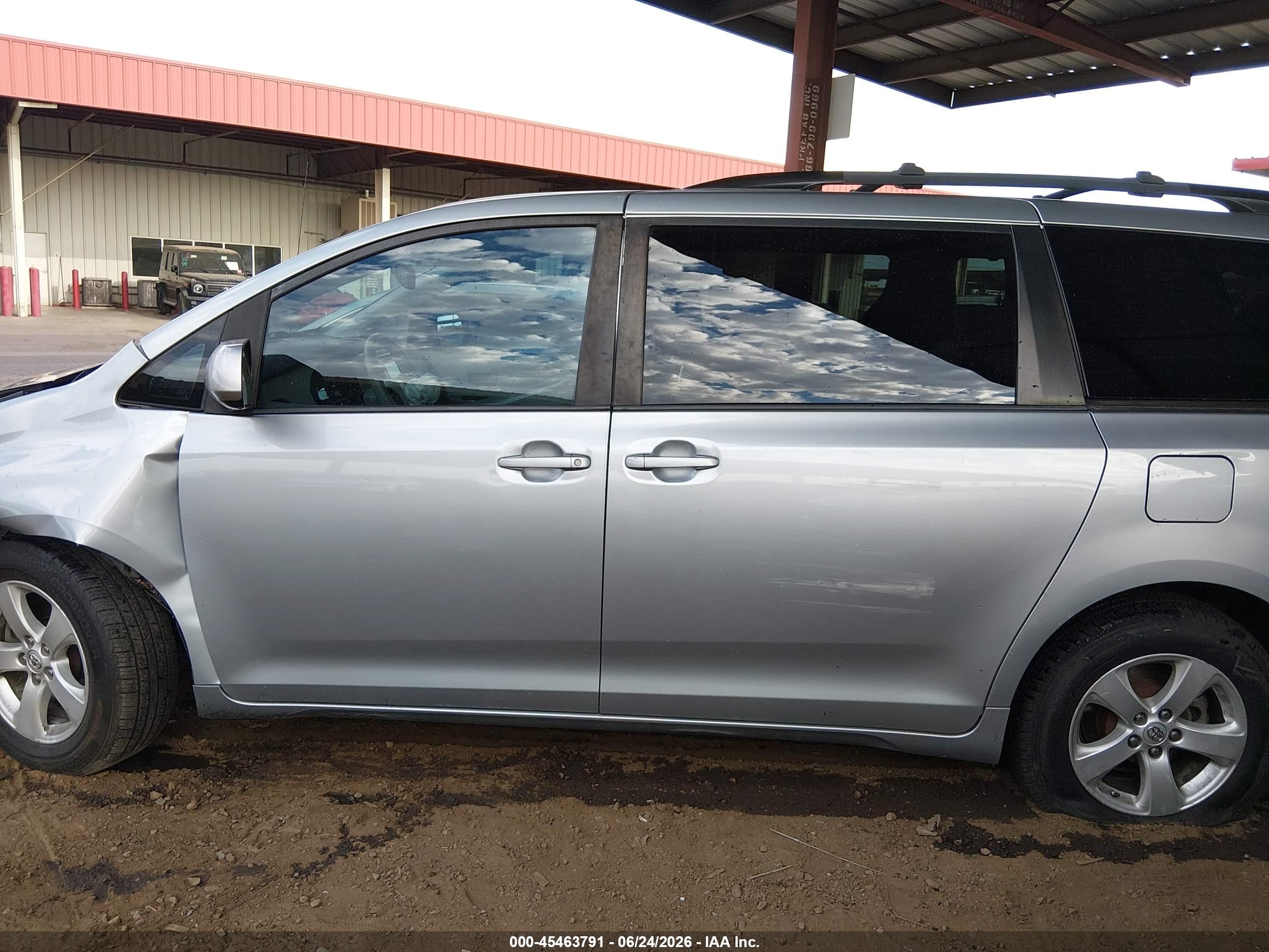 2014 Toyota Sienna Le V6 8 Passenger Silver vin: 5TDKK3DC7ES524887