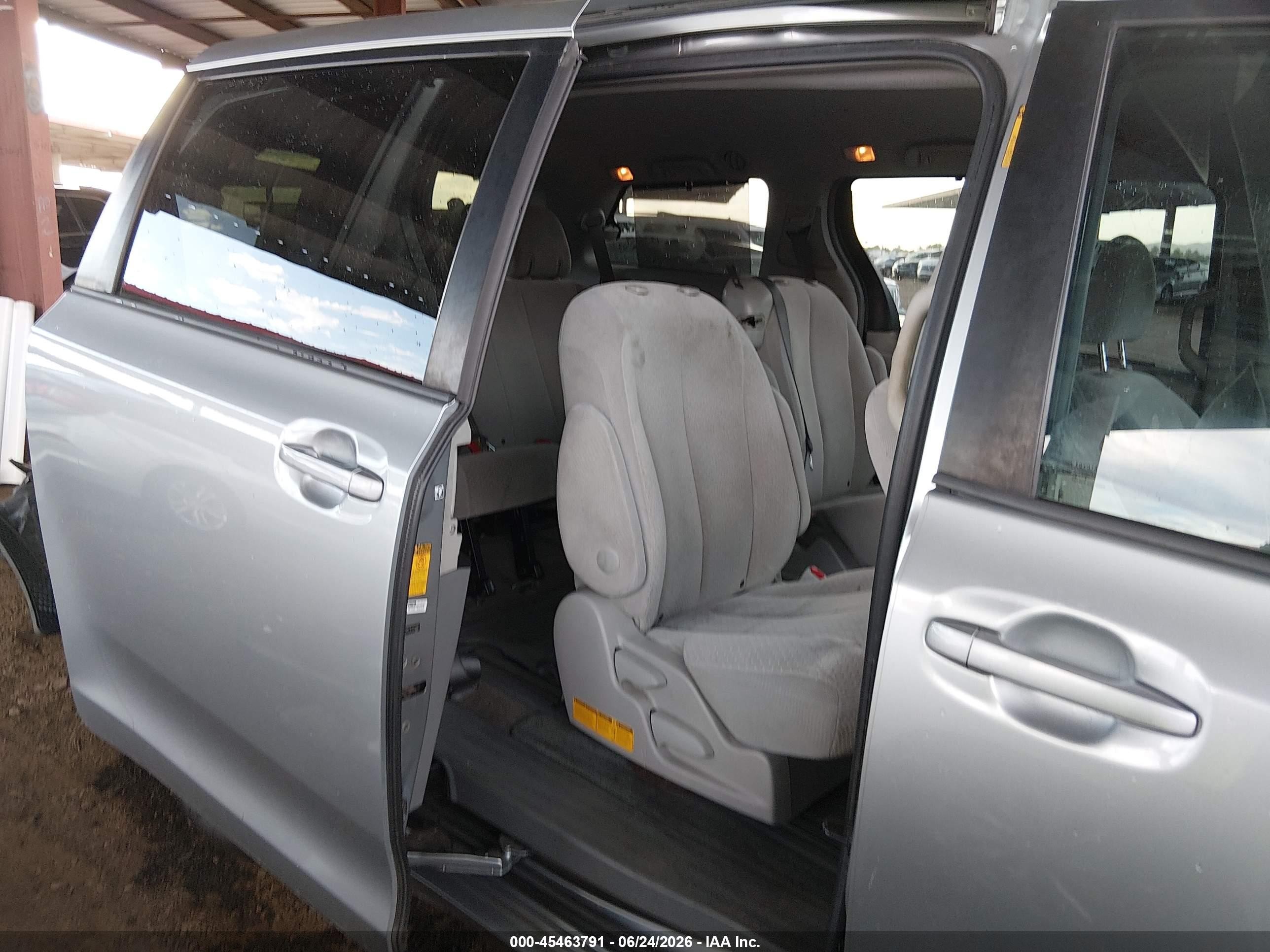 2014 Toyota Sienna Le V6 8 Passenger Silver vin: 5TDKK3DC7ES524887
