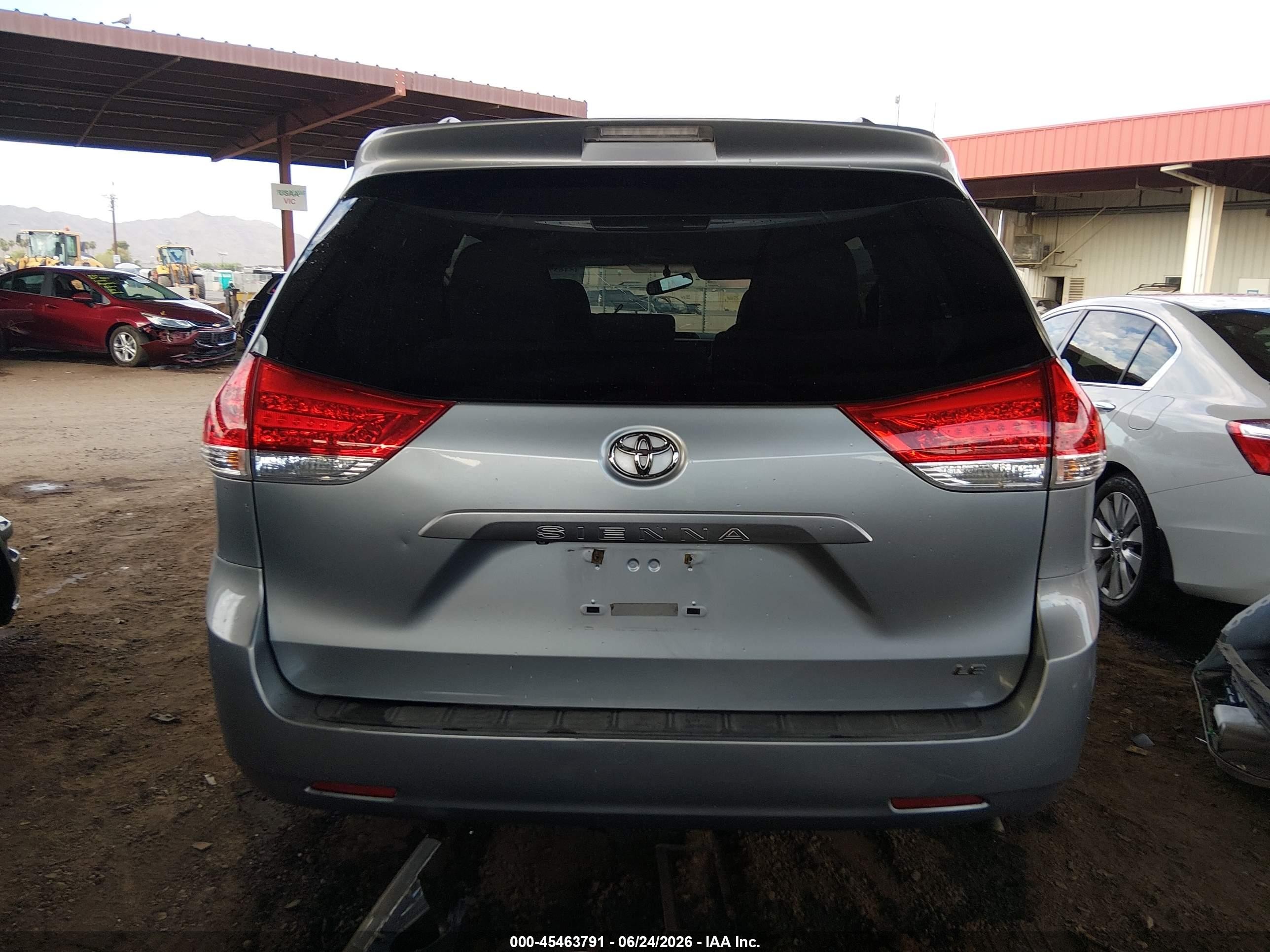 2014 Toyota Sienna Le V6 8 Passenger Silver vin: 5TDKK3DC7ES524887