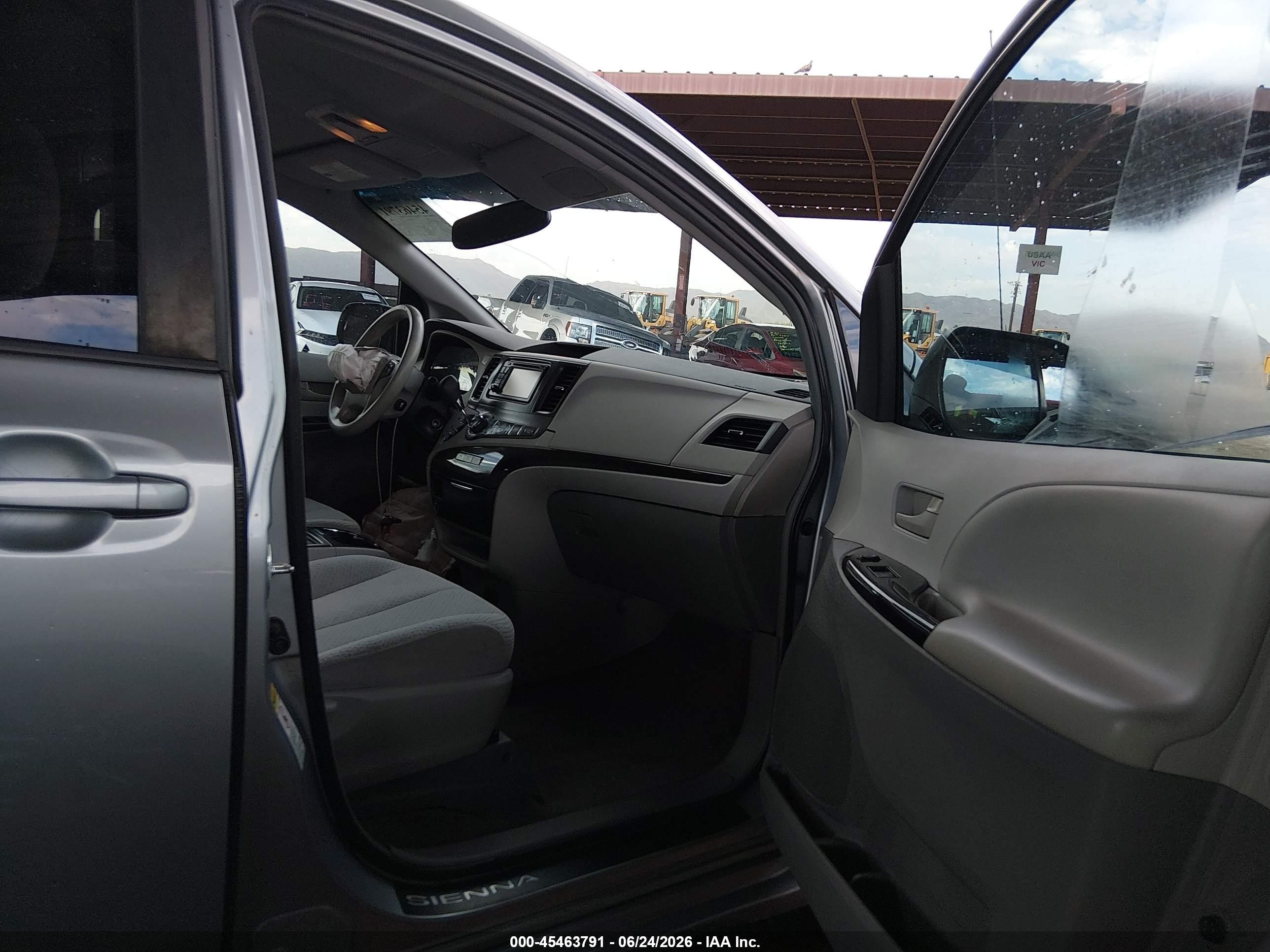 2014 Toyota Sienna Le V6 8 Passenger Silver vin: 5TDKK3DC7ES524887