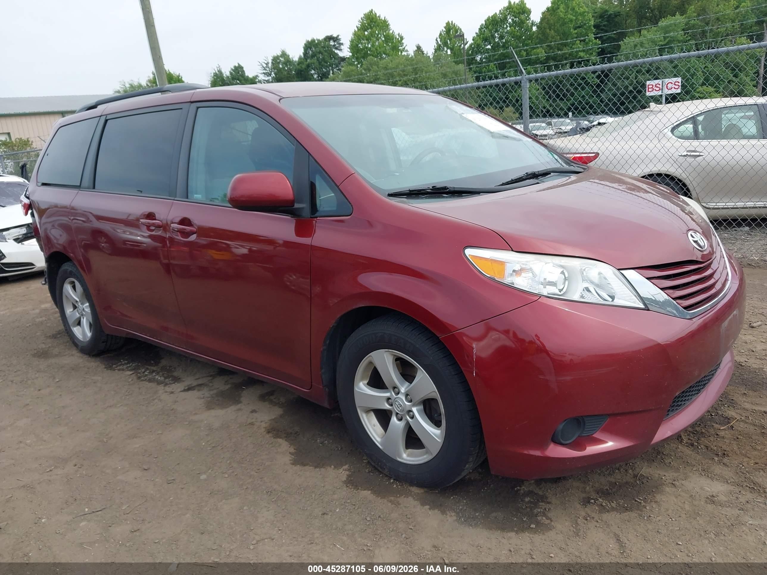 2015 Toyota Sienna Le 8 Passenger Maroon vin: 5TDKK3DC7FS553419