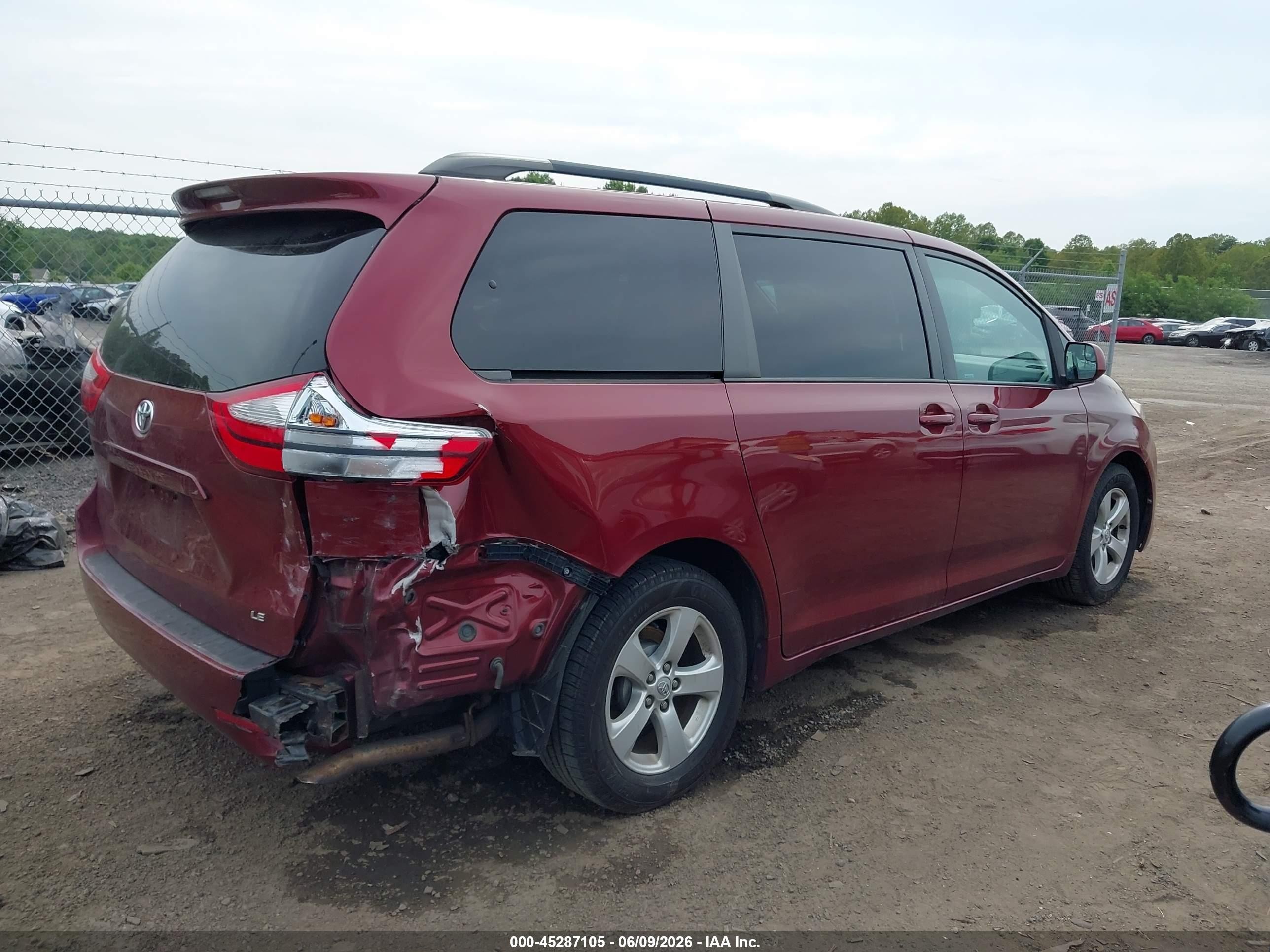 2015 Toyota Sienna Le 8 Passenger Maroon vin: 5TDKK3DC7FS553419