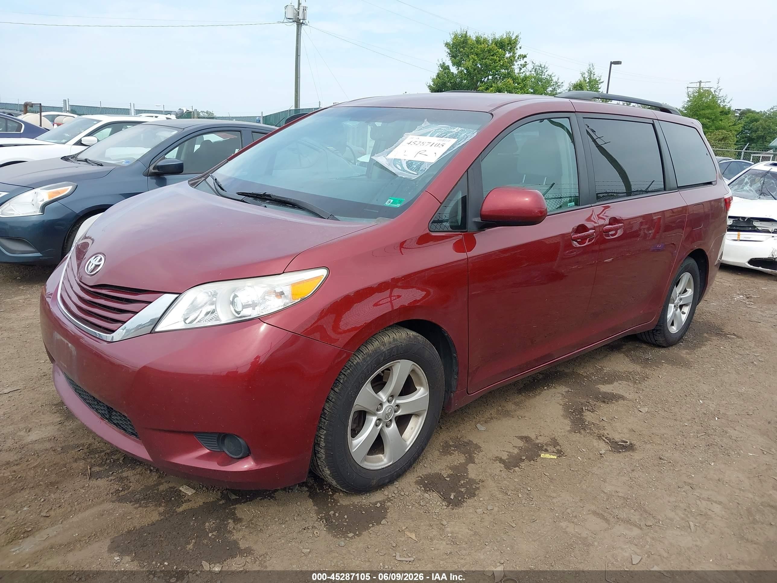2015 Toyota Sienna Le 8 Passenger Maroon vin: 5TDKK3DC7FS553419