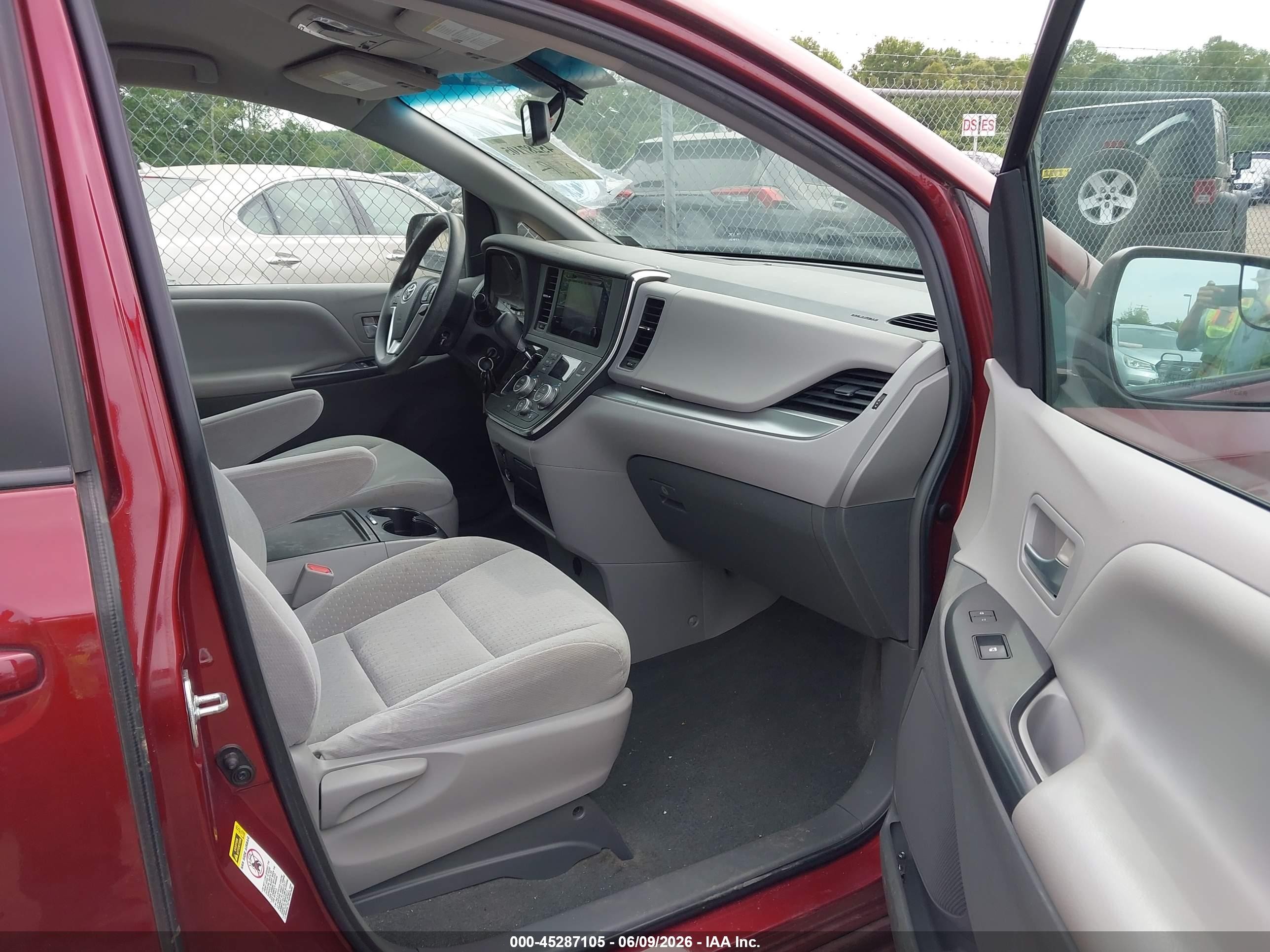 2015 Toyota Sienna Le 8 Passenger Maroon vin: 5TDKK3DC7FS553419