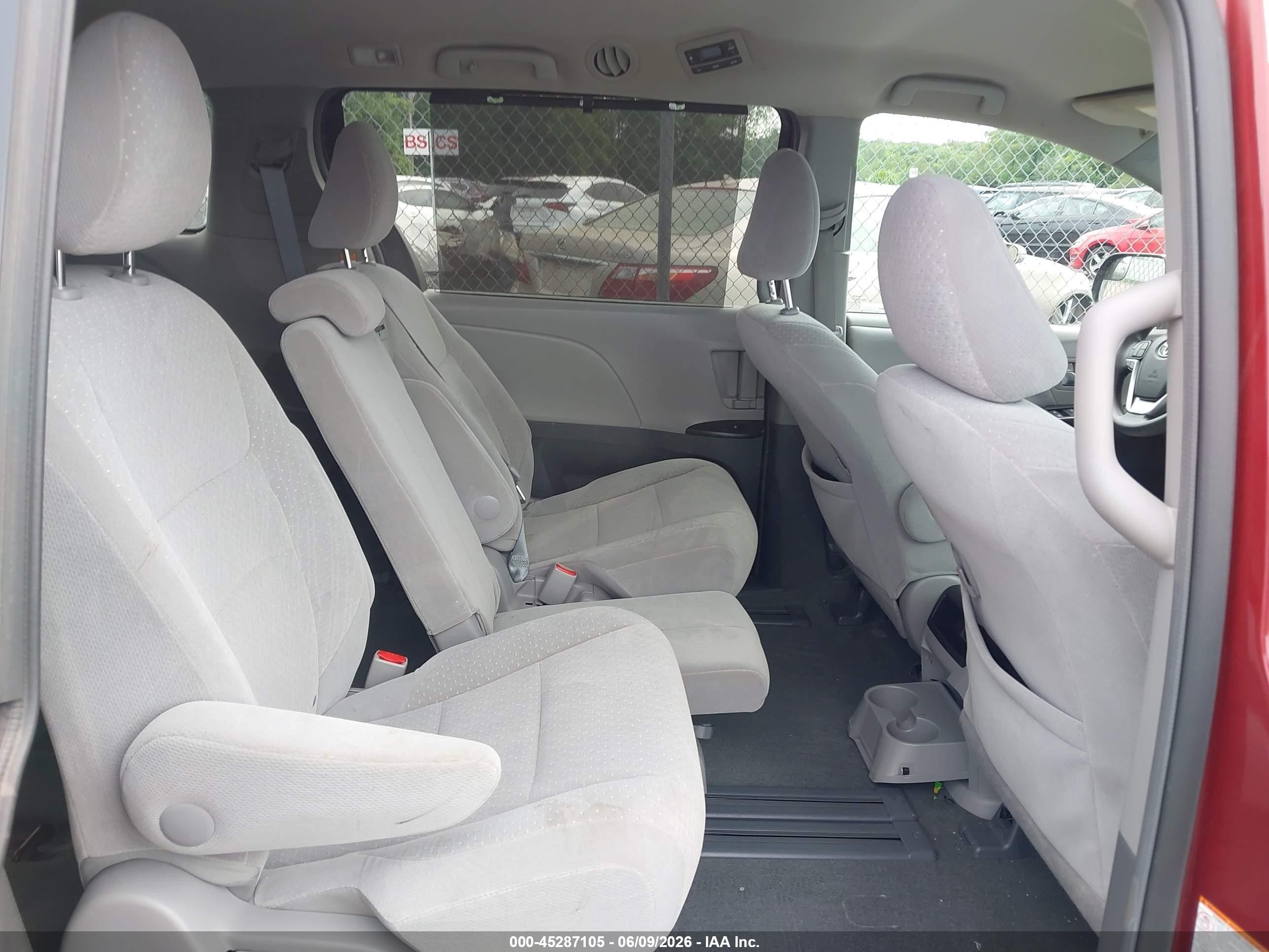 2015 Toyota Sienna Le 8 Passenger Maroon vin: 5TDKK3DC7FS553419