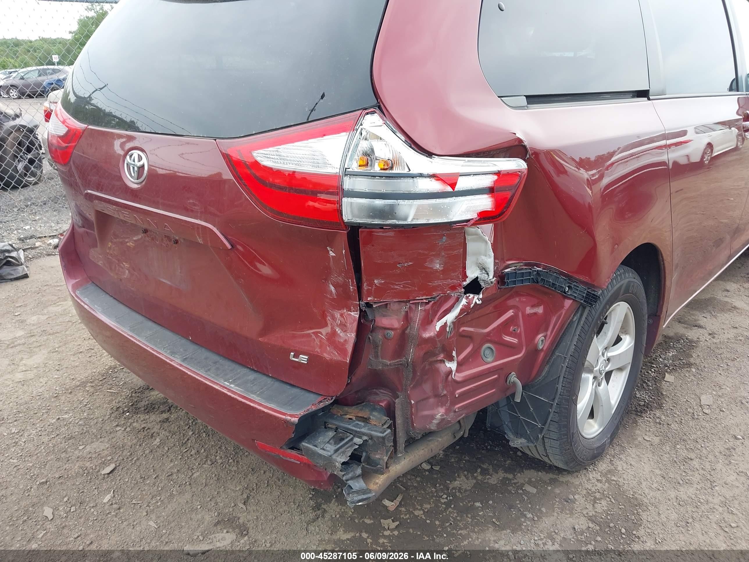 2015 Toyota Sienna Le 8 Passenger Maroon vin: 5TDKK3DC7FS553419