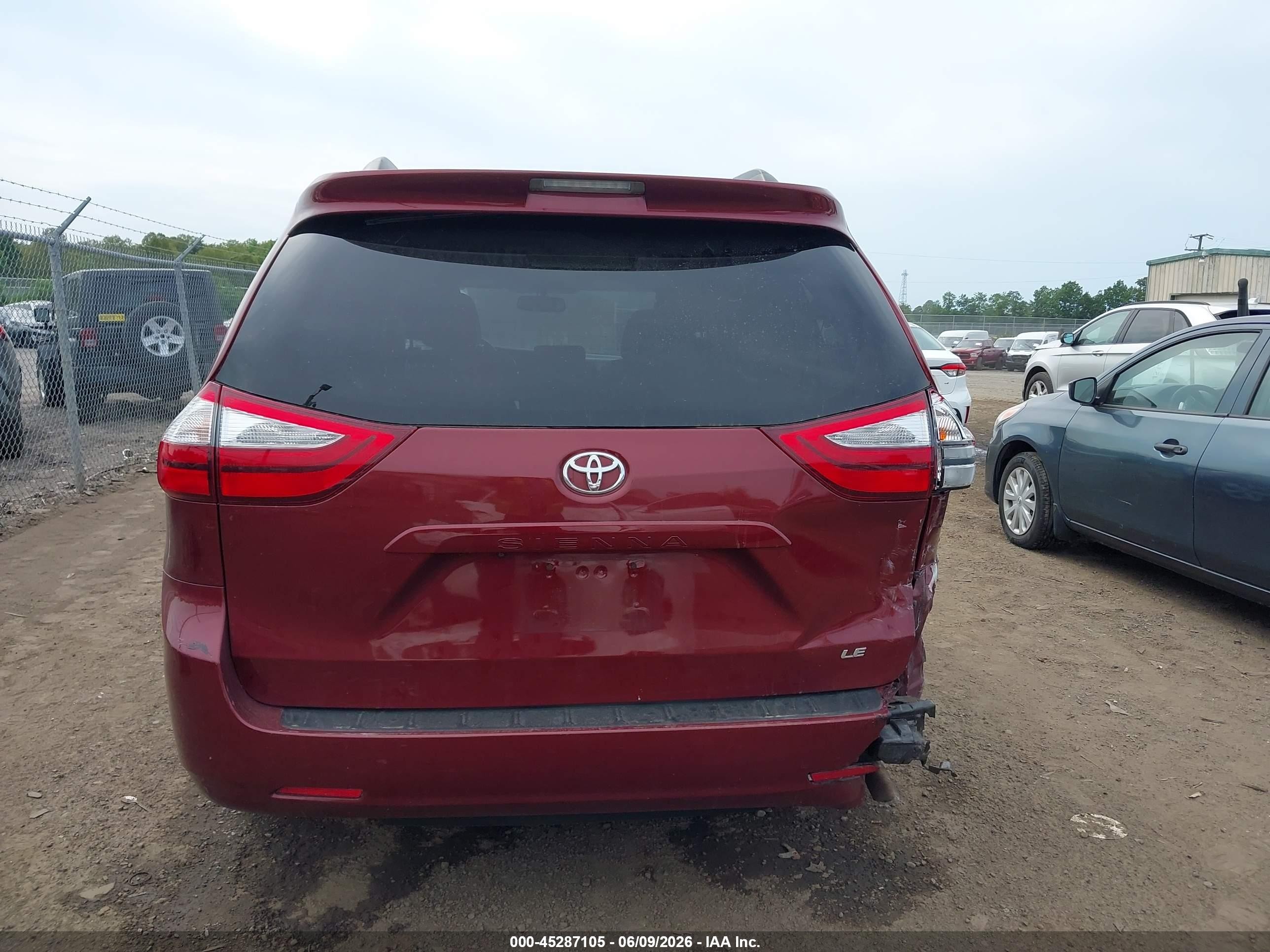 2015 Toyota Sienna Le 8 Passenger Maroon vin: 5TDKK3DC7FS553419