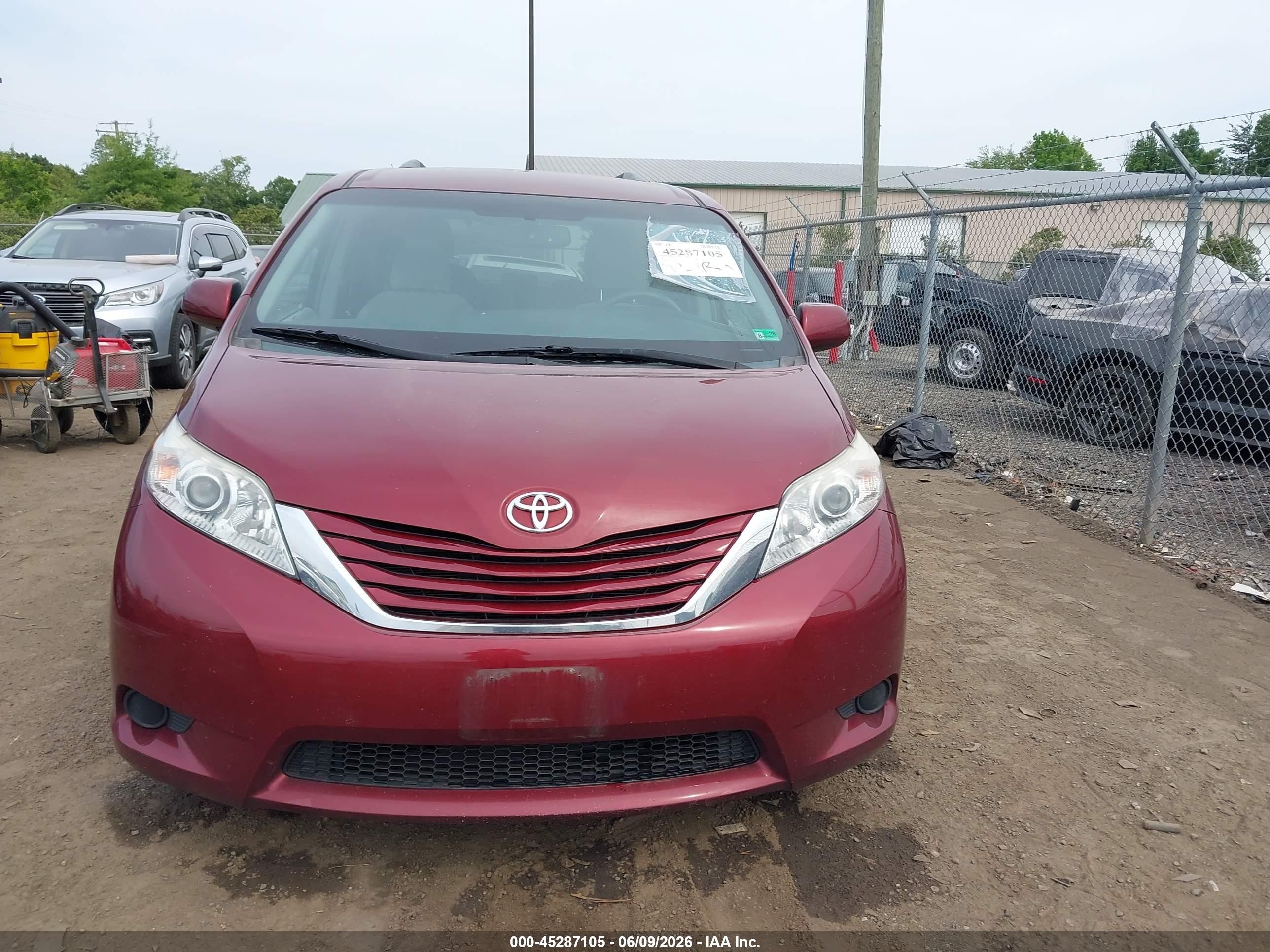 2015 Toyota Sienna Le 8 Passenger Maroon vin: 5TDKK3DC7FS553419