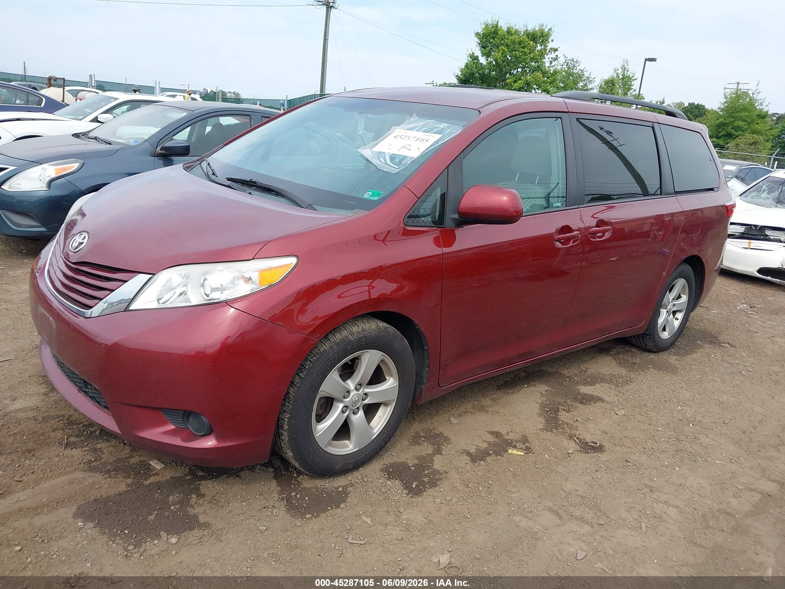 2015 Toyota Sienna Le 8 Passenger Maroon vin: 5TDKK3DC7FS553419