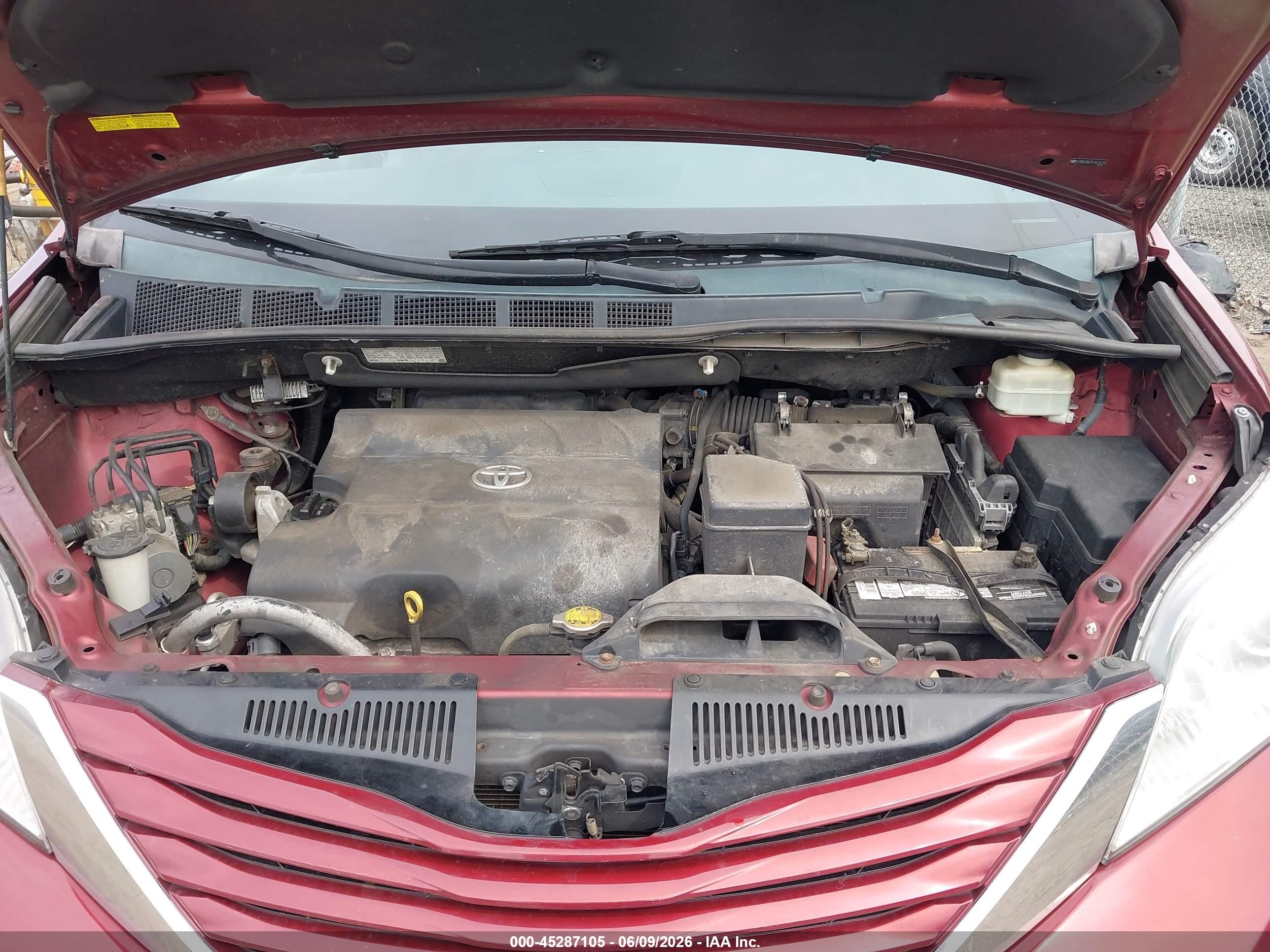 2015 Toyota Sienna Le 8 Passenger Maroon vin: 5TDKK3DC7FS553419