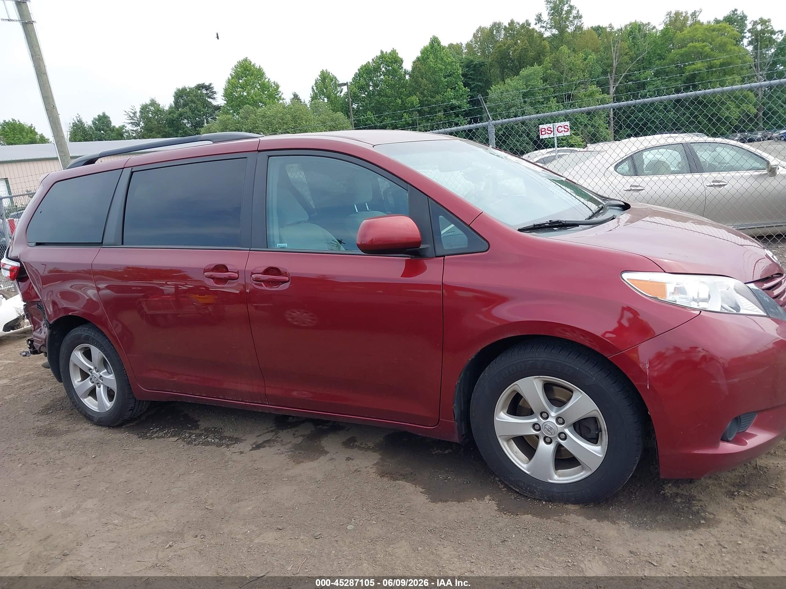 2015 Toyota Sienna Le 8 Passenger Maroon vin: 5TDKK3DC7FS553419