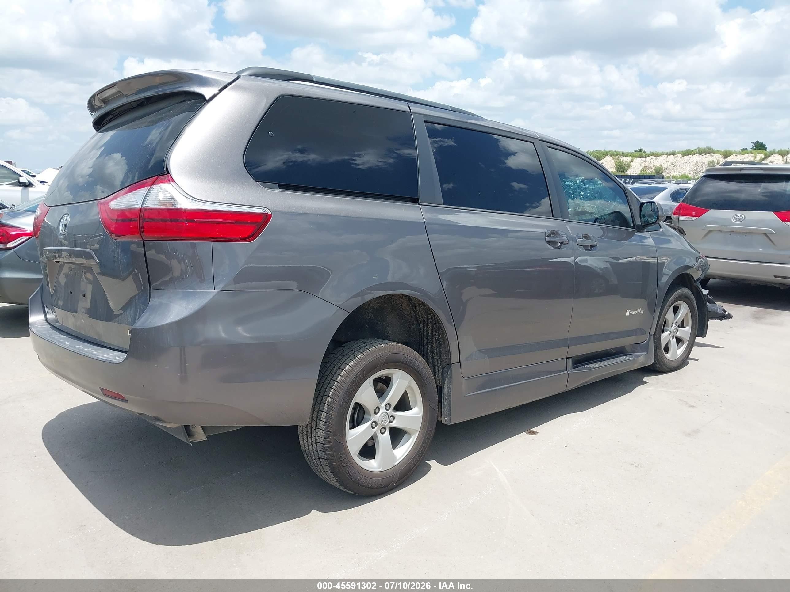 2015 Toyota Sienna Le 7 Passenger Gray vin: 5TDKK3DC7FS568910