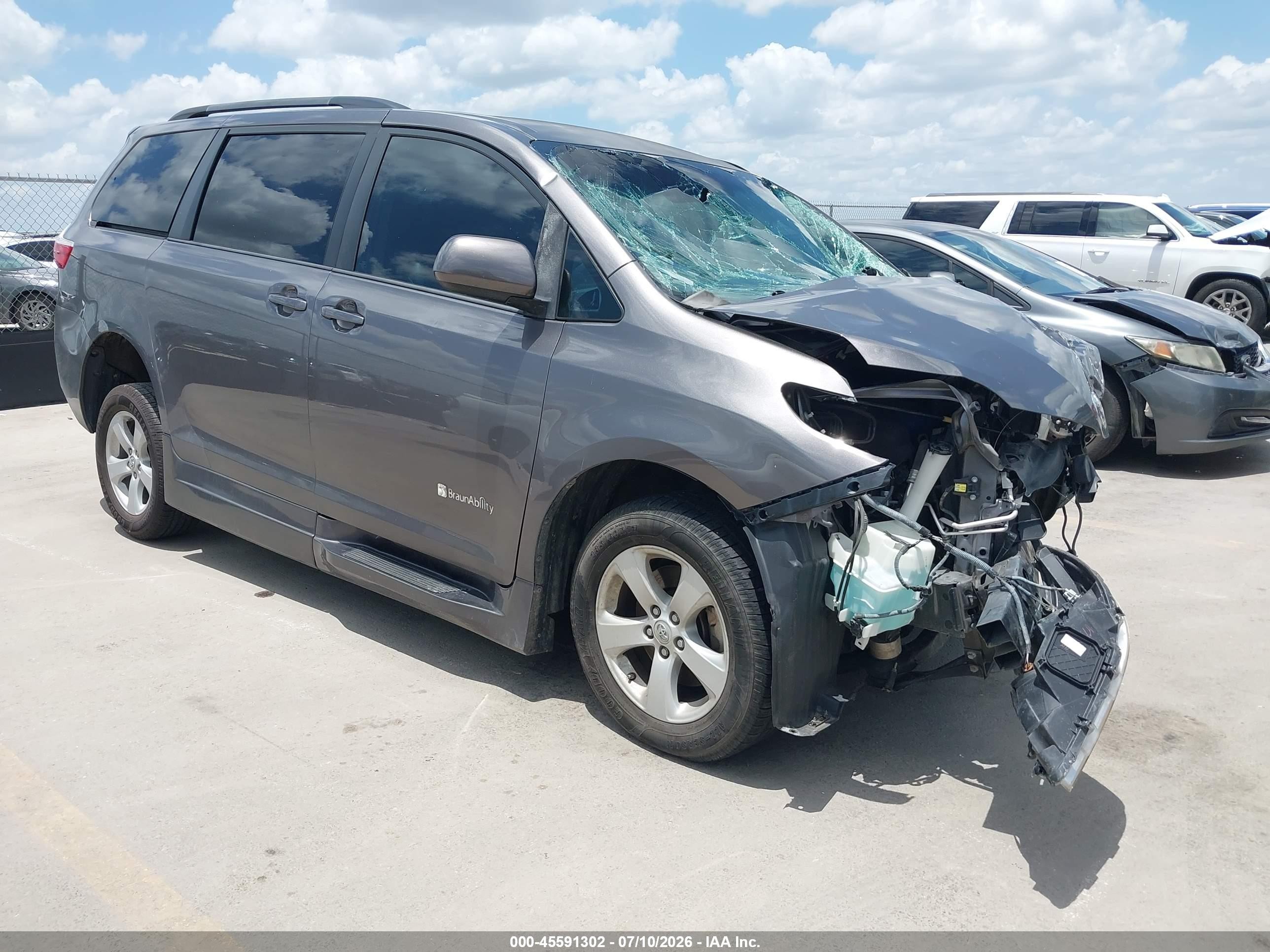 2015 Toyota Sienna Le 7 Passenger Серый vin: 5TDKK3DC7FS568910