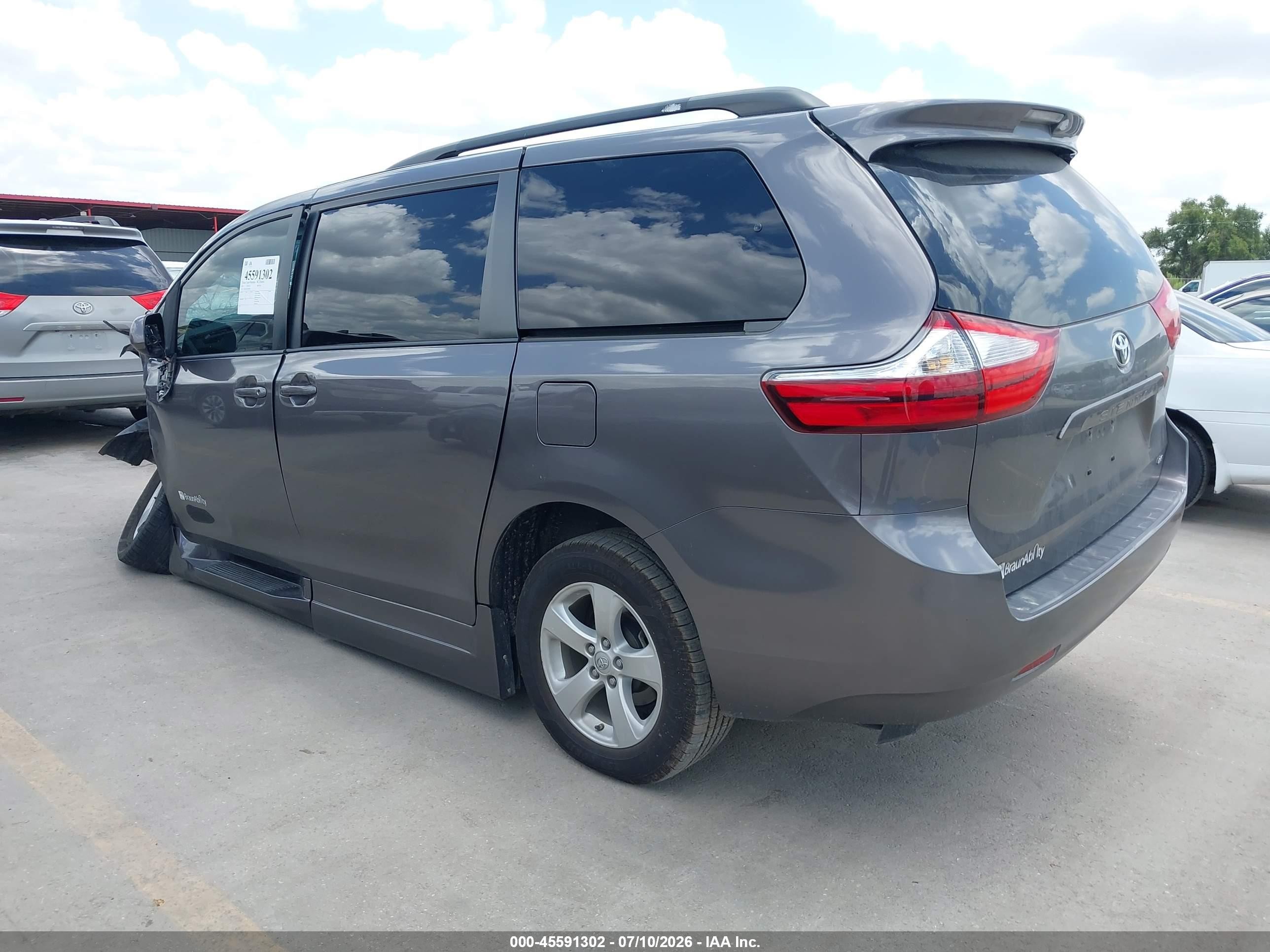 2015 Toyota Sienna Le 7 Passenger Gray vin: 5TDKK3DC7FS568910
