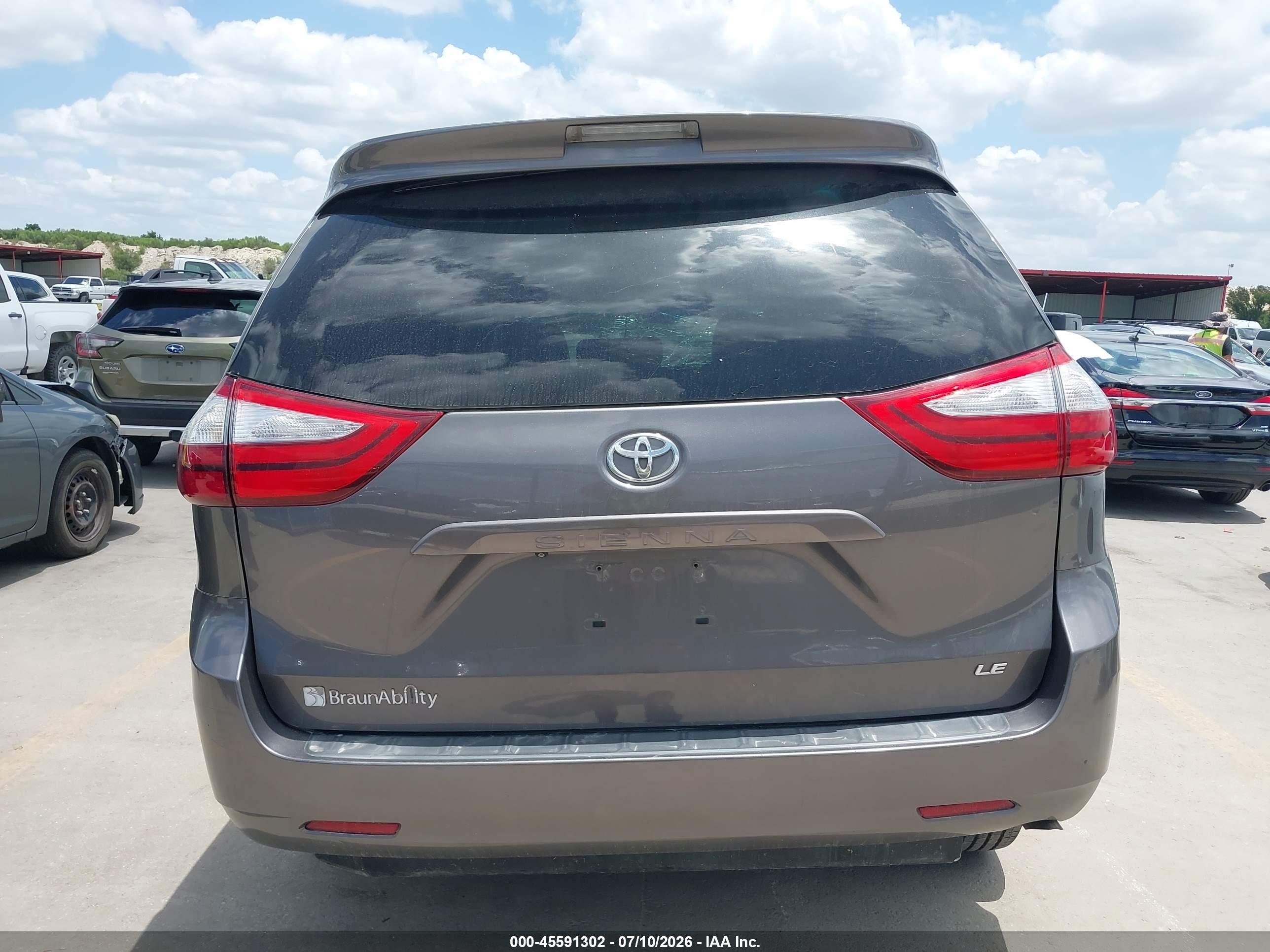 2015 Toyota Sienna Le 7 Passenger Gray vin: 5TDKK3DC7FS568910