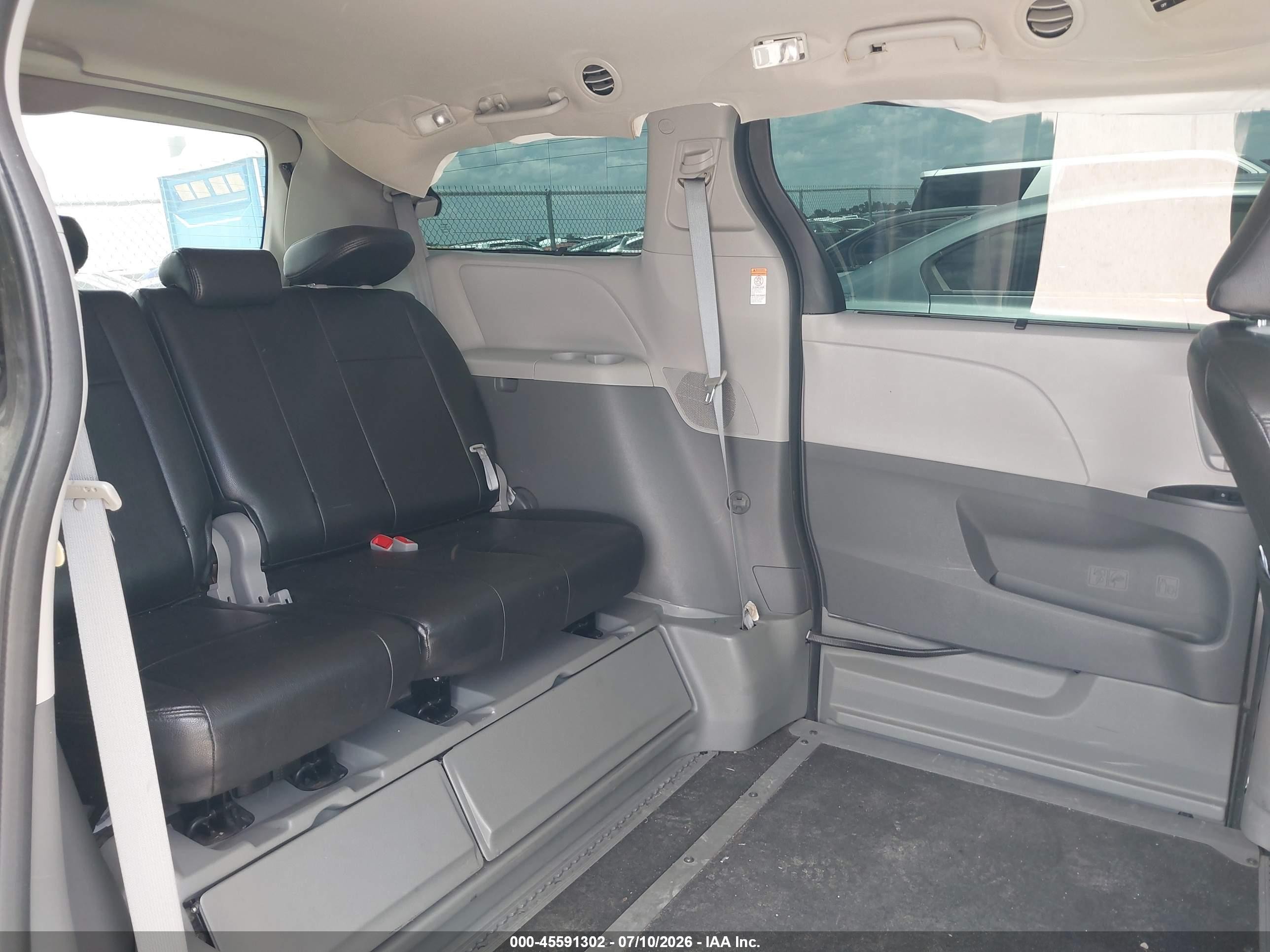 2015 Toyota Sienna Le 7 Passenger Gray vin: 5TDKK3DC7FS568910