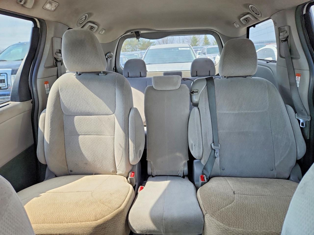 2015 Toyota Sienna Le 8-passenger White vin: 5TDKK3DC7FS605101