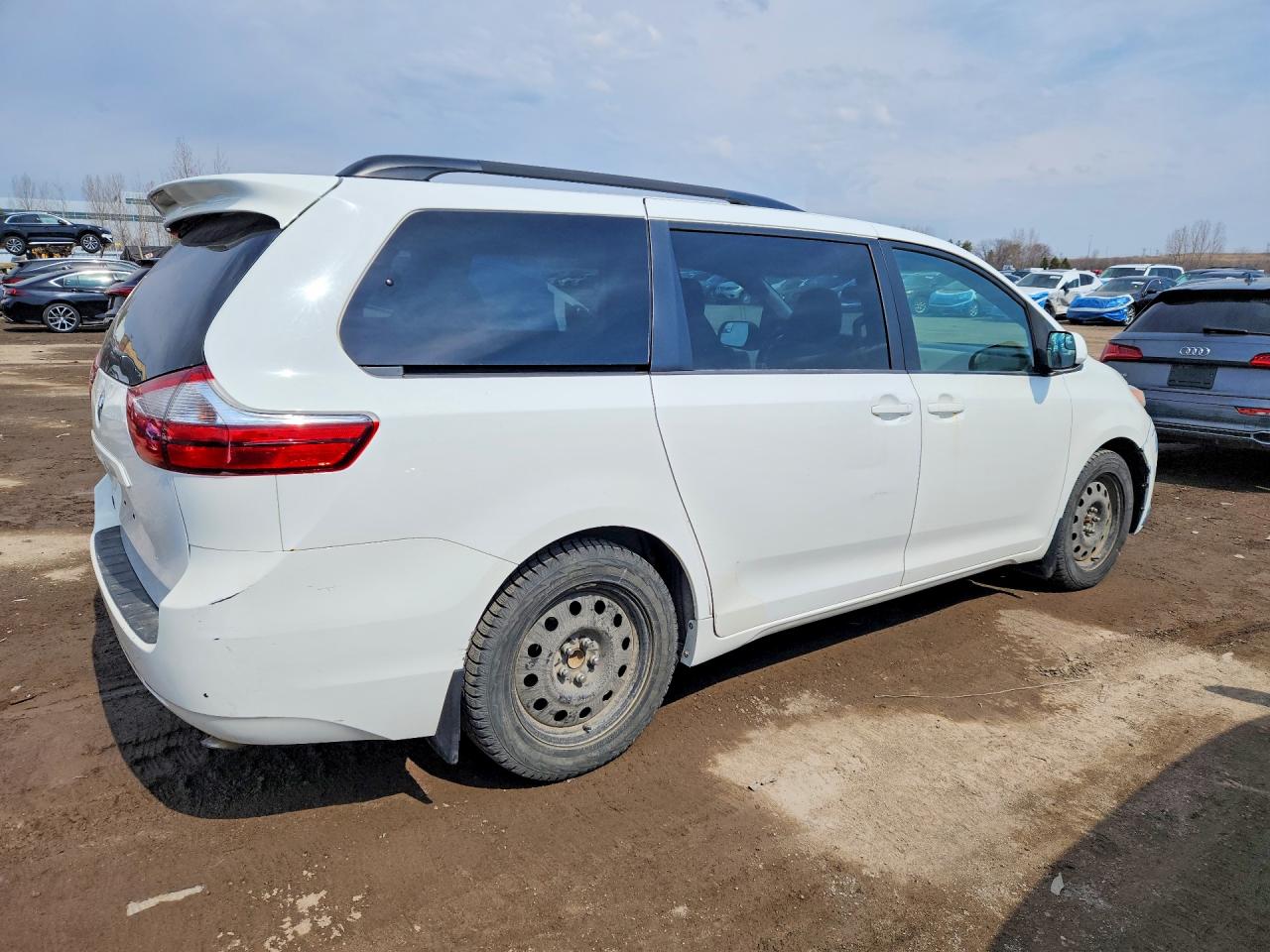 2015 Toyota Sienna Le 8-passenger White vin: 5TDKK3DC7FS605101