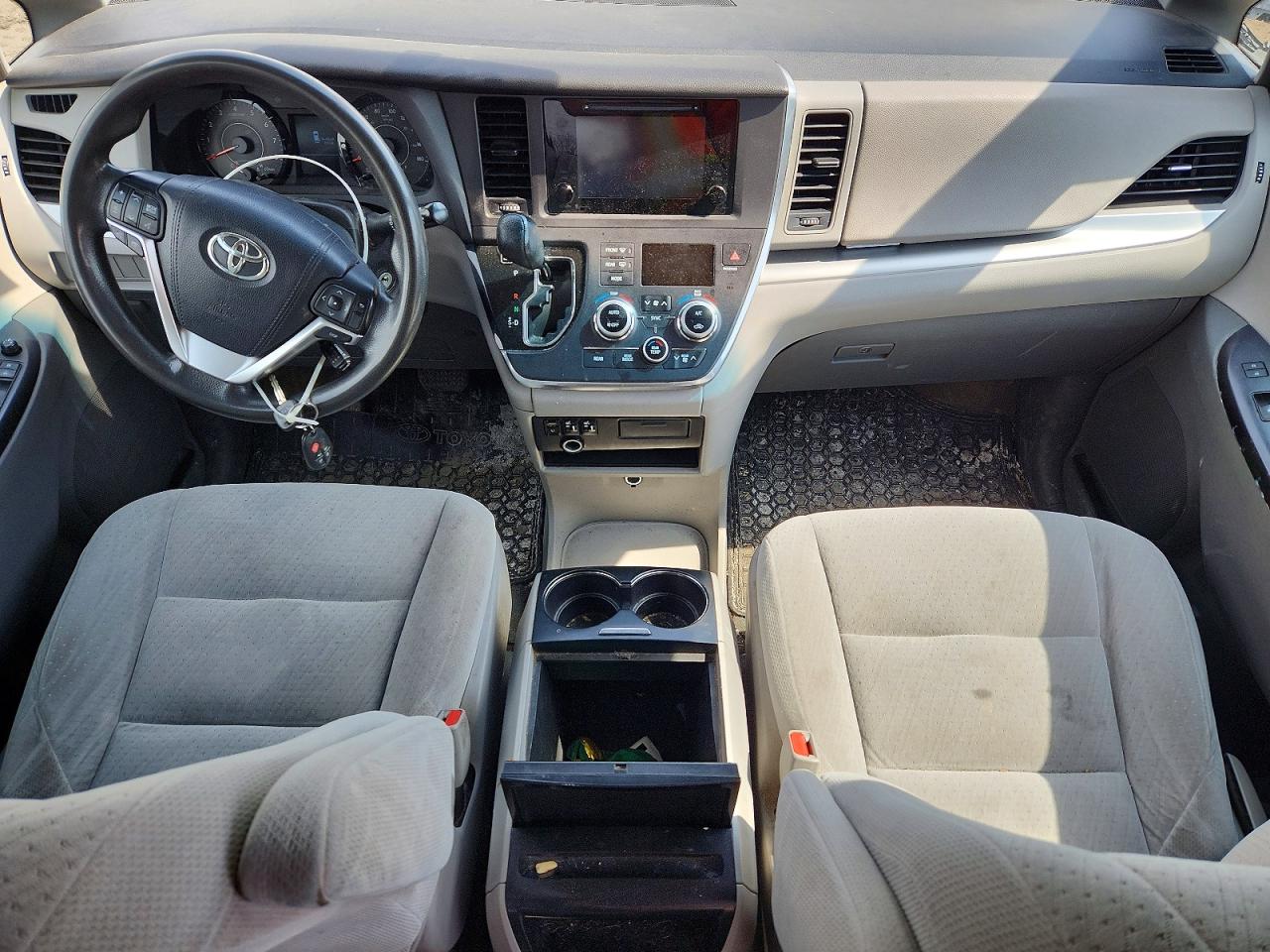 2015 Toyota Sienna Le 8-passenger White vin: 5TDKK3DC7FS605101