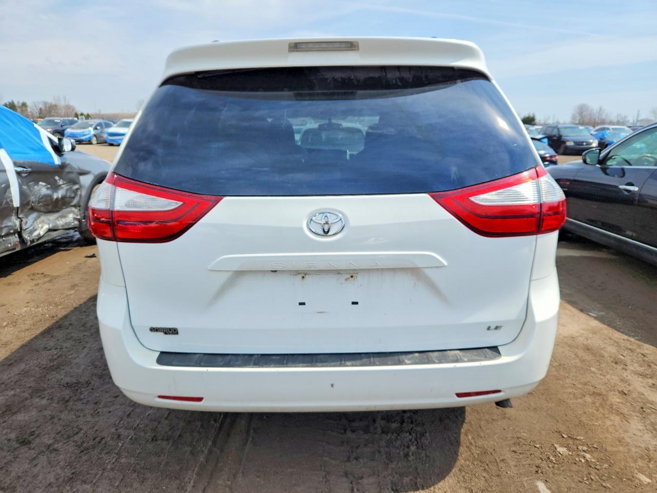 2015 Toyota Sienna Le 8-passenger White vin: 5TDKK3DC7FS605101