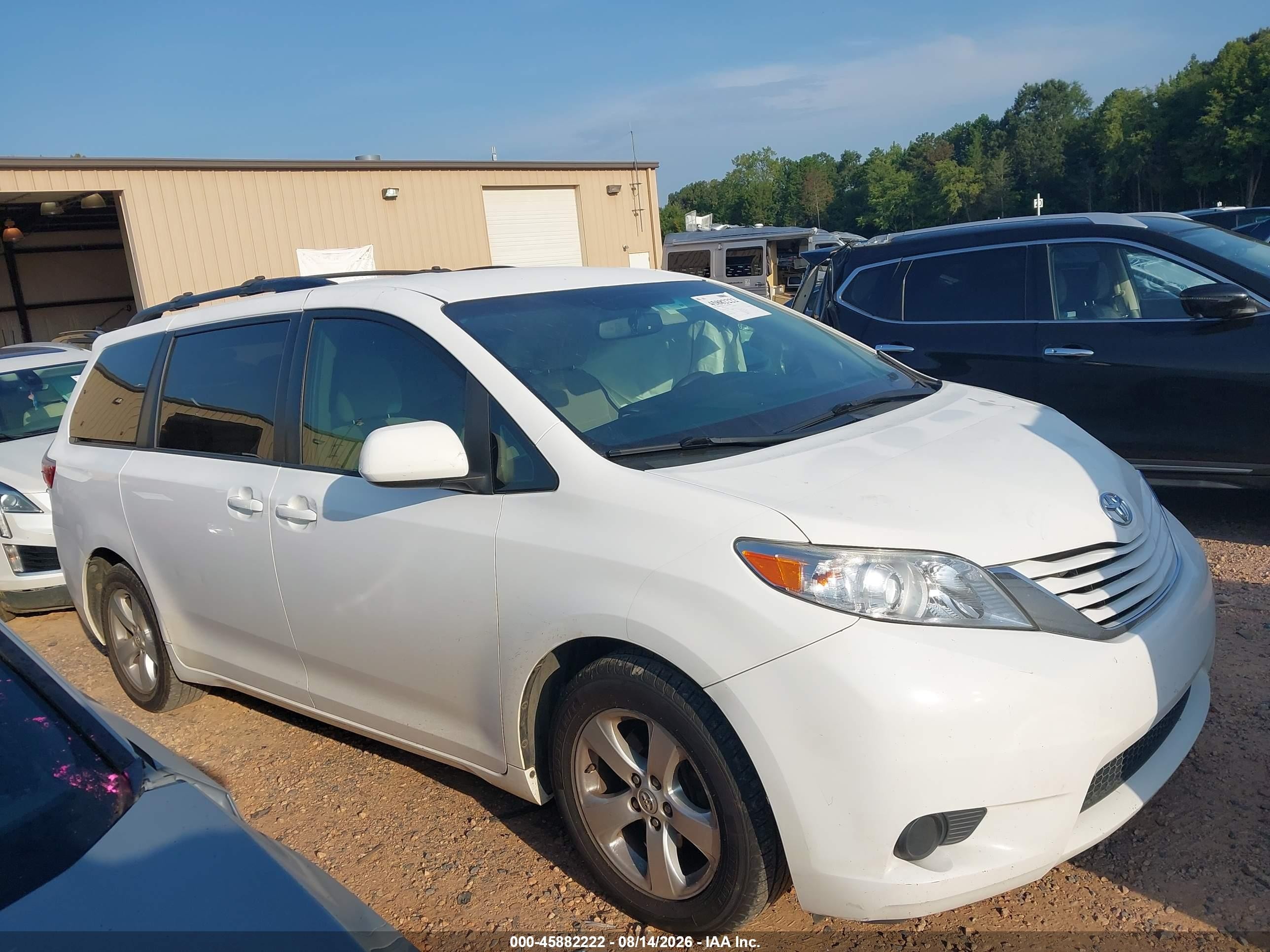 2015 Toyota Sienna Le 8 Passenger White vin: 5TDKK3DC7FS624117