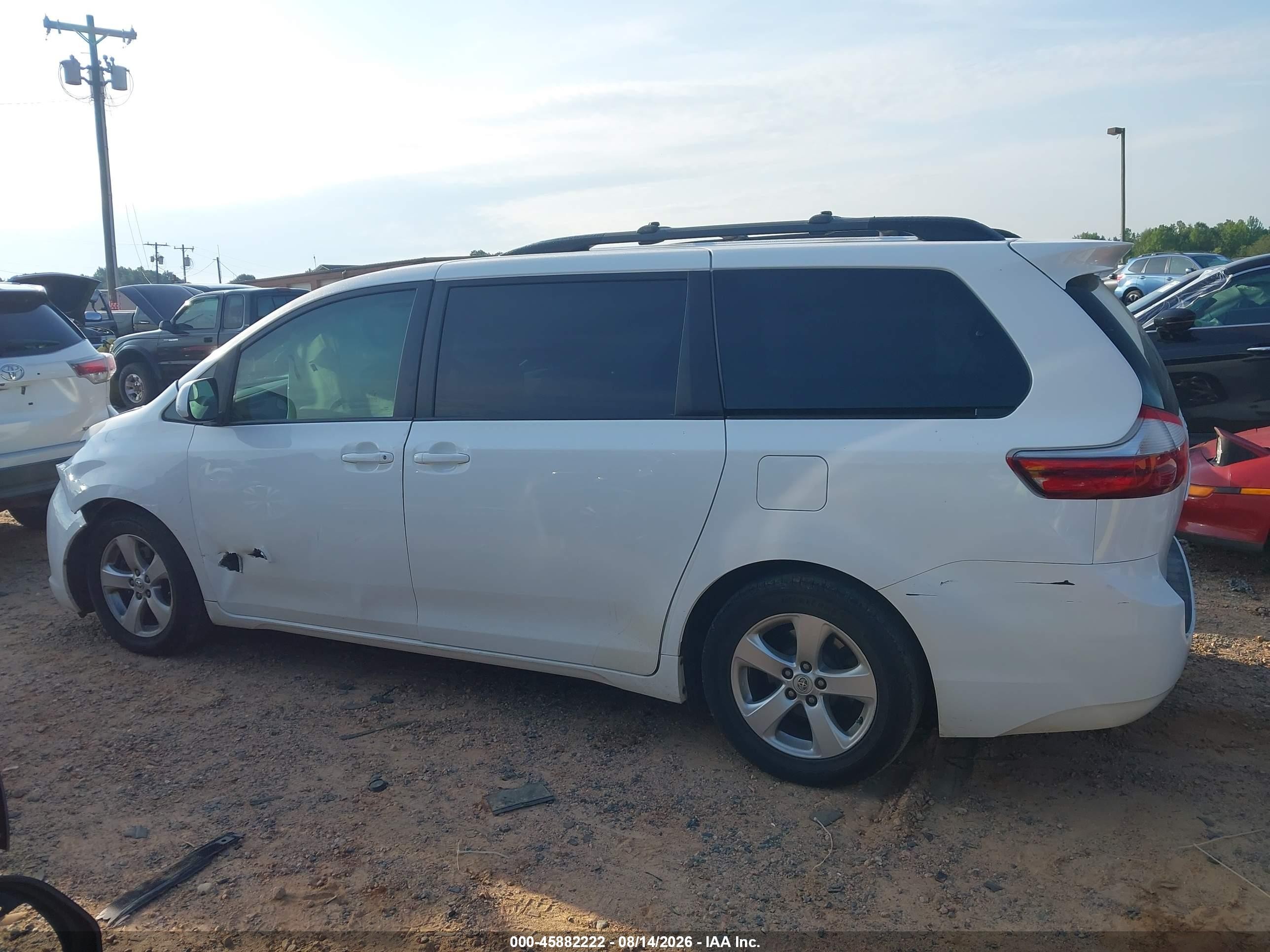 2015 Toyota Sienna Le 8 Passenger White vin: 5TDKK3DC7FS624117