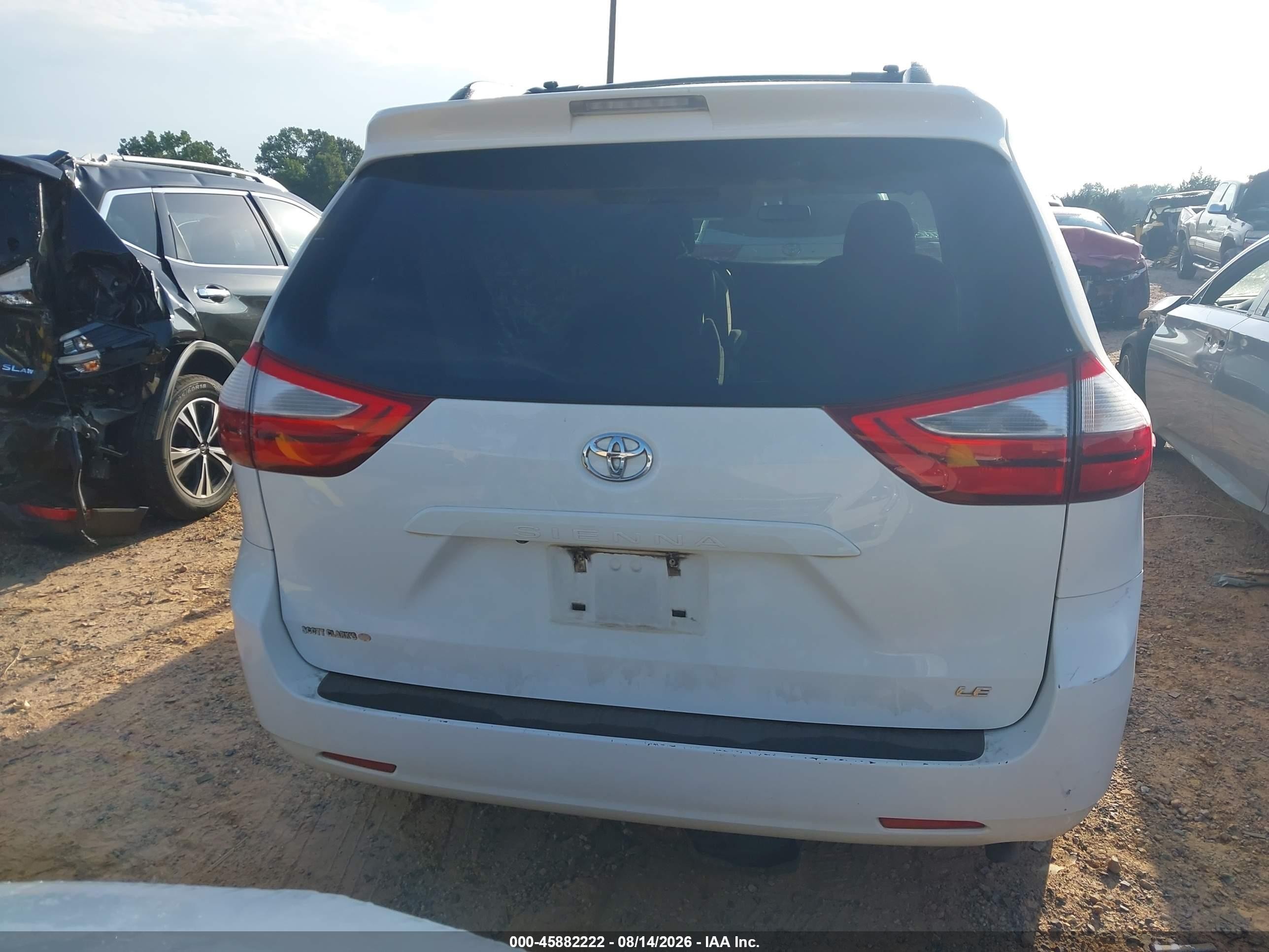 2015 Toyota Sienna Le 8 Passenger White vin: 5TDKK3DC7FS624117