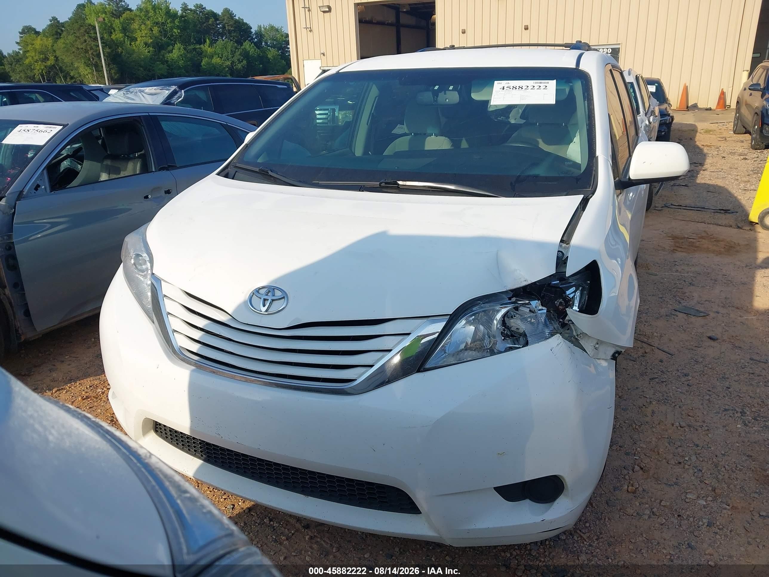 2015 Toyota Sienna Le 8 Passenger White vin: 5TDKK3DC7FS624117