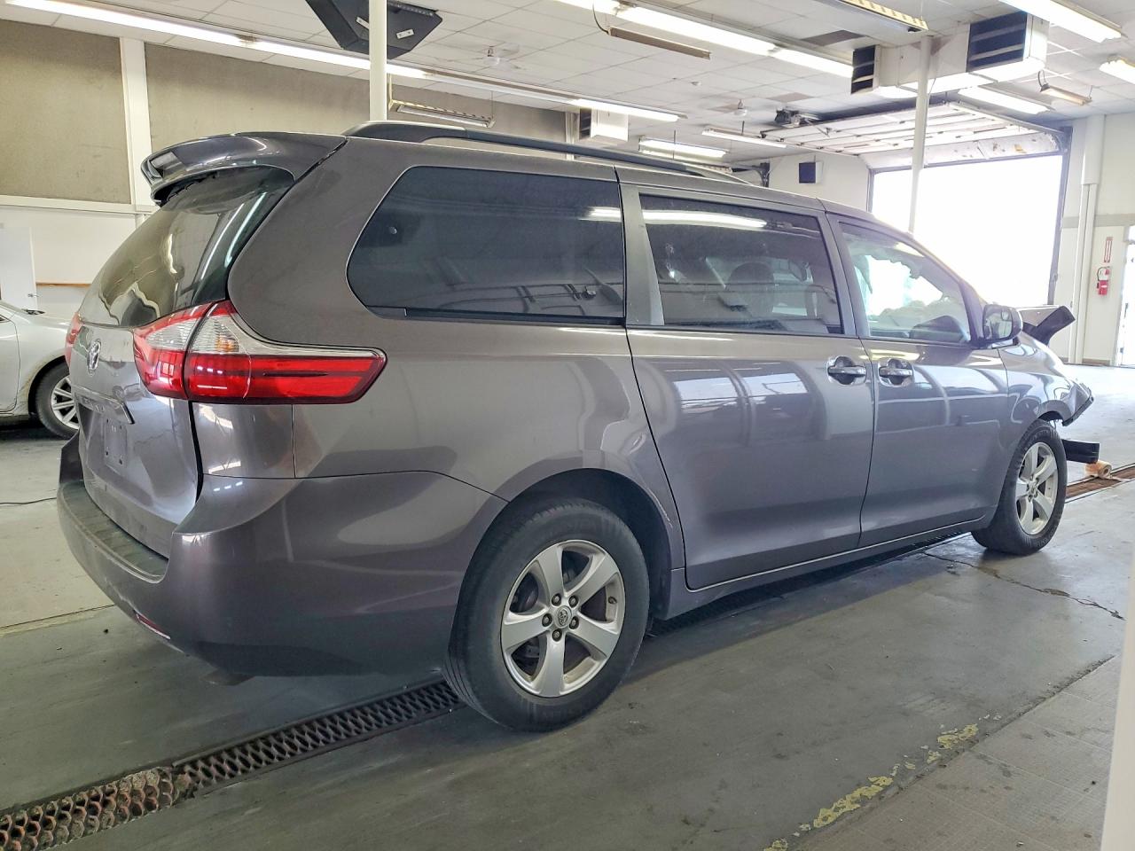 2015 Toyota Sienna Le Gray vin: 5TDKK3DC7FS626479