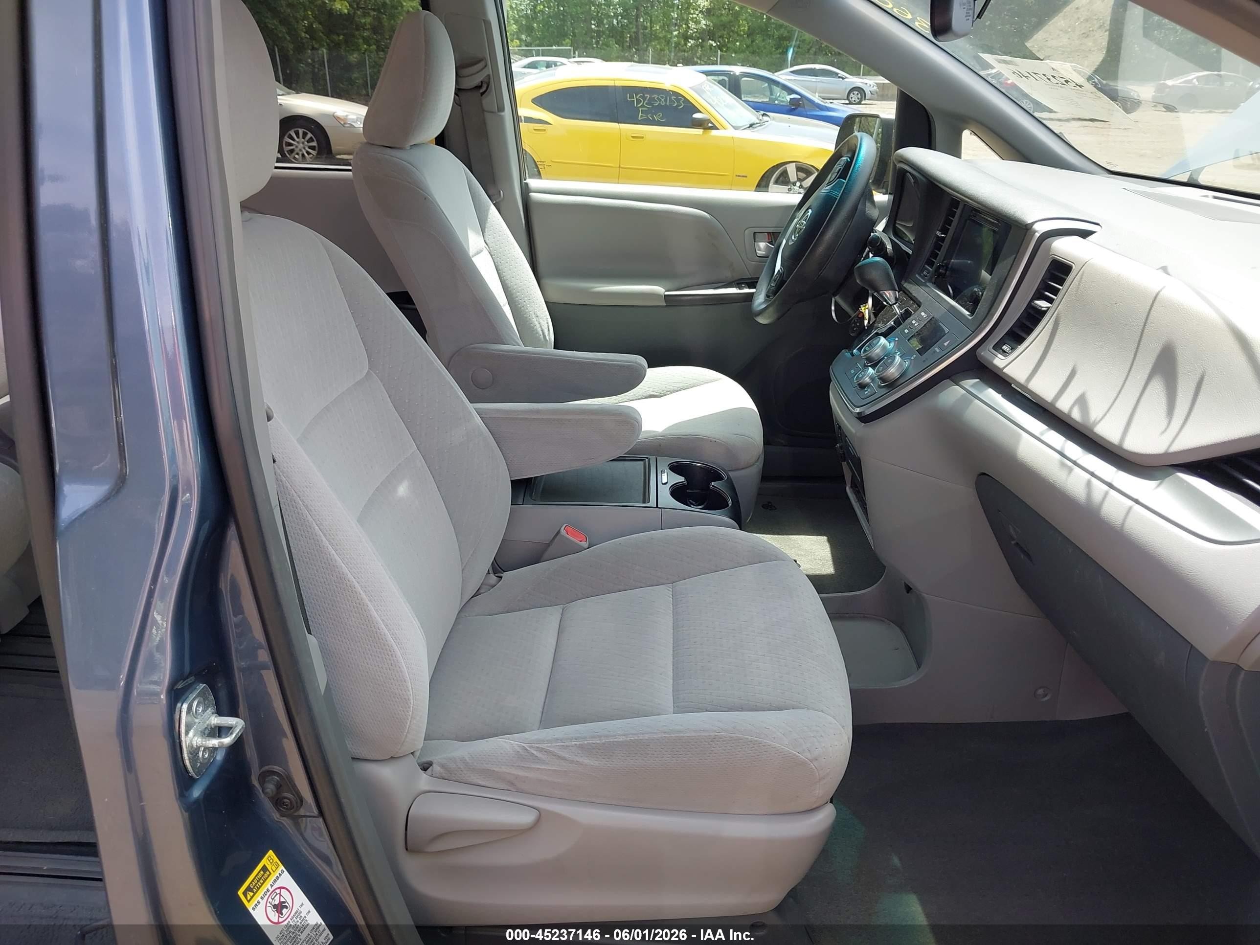 2015 Toyota Sienna Le 8 Passenger Синий vin: 5TDKK3DC7FS626515