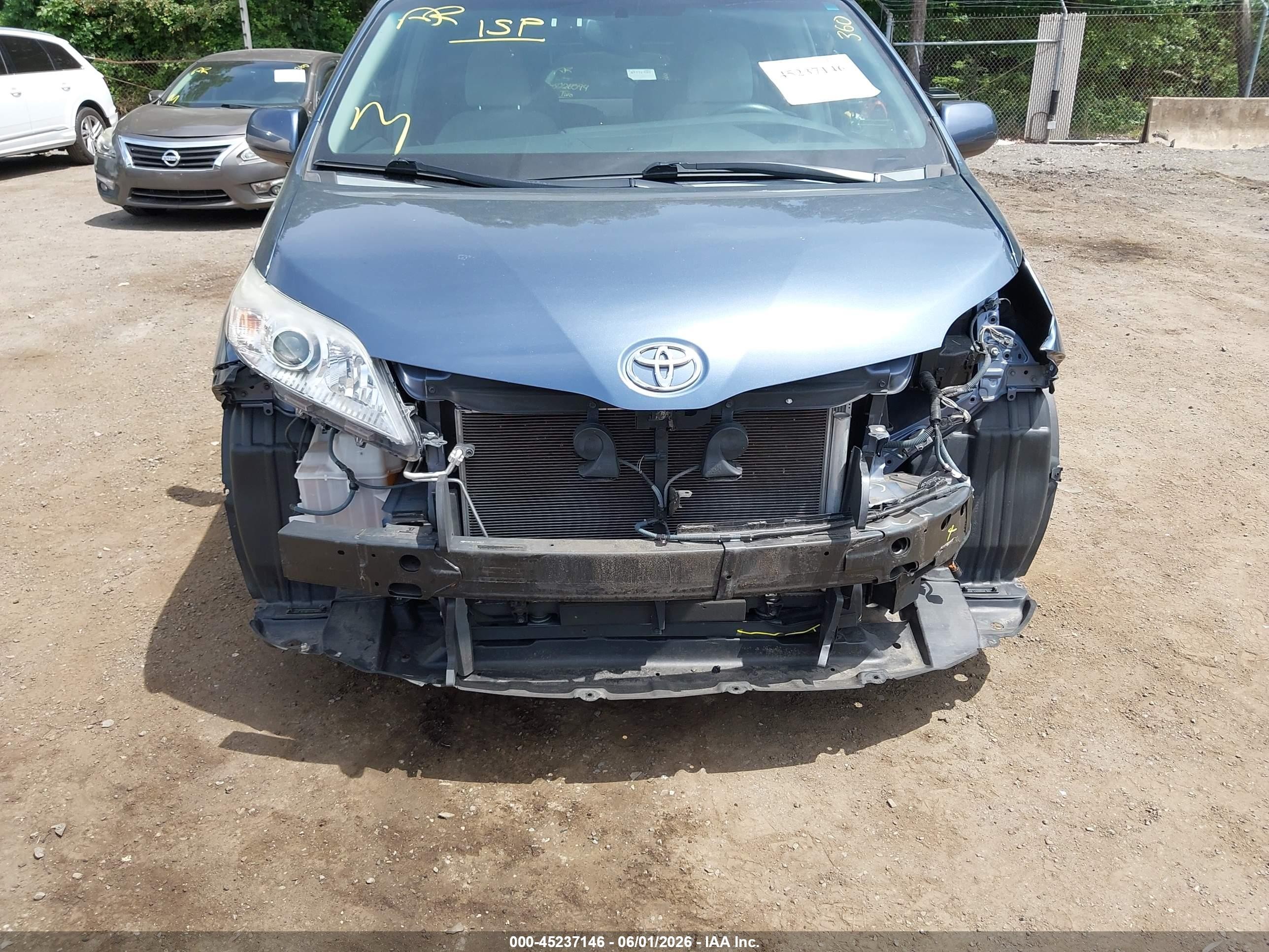 2015 Toyota Sienna Le 8 Passenger Синий vin: 5TDKK3DC7FS626515