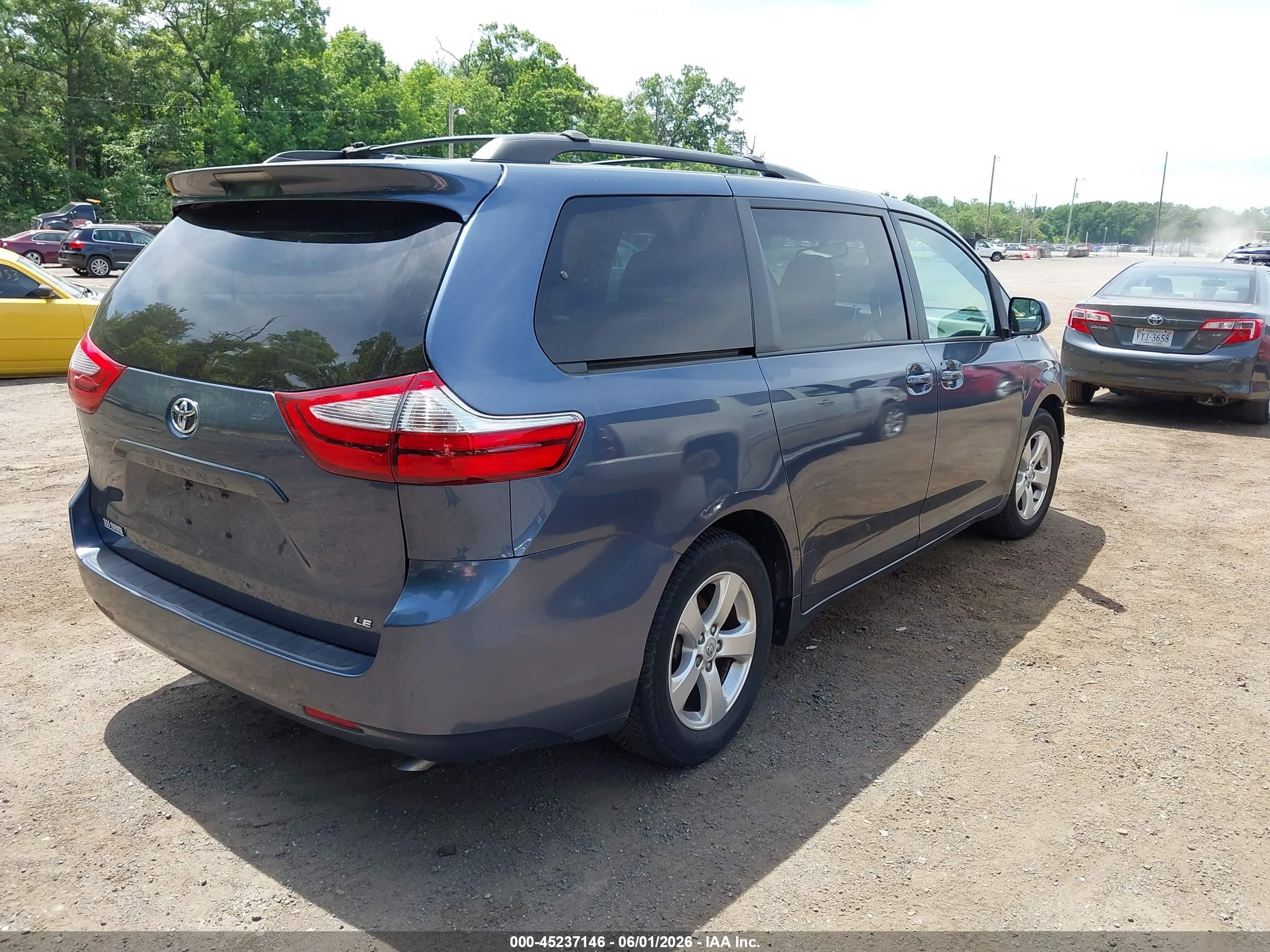 2015 Toyota Sienna Le 8 Passenger Синий vin: 5TDKK3DC7FS626515