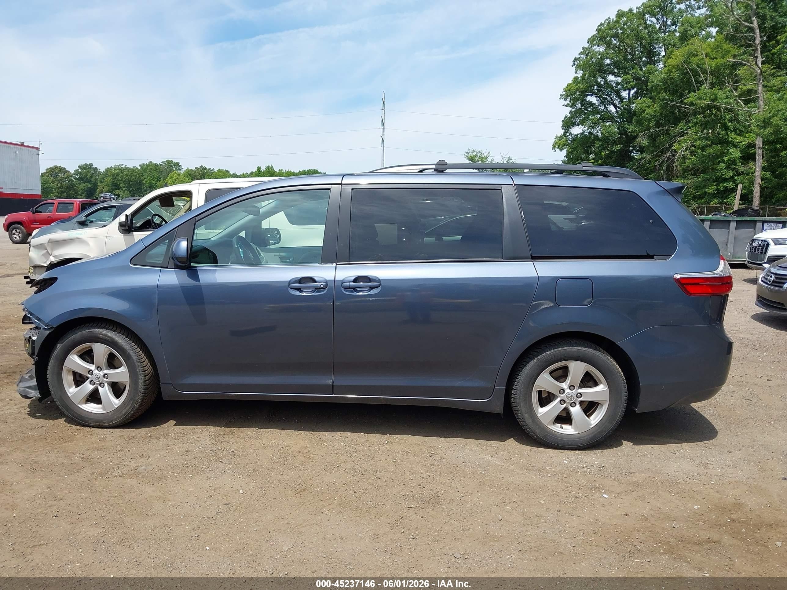 2015 Toyota Sienna Le 8 Passenger Синий vin: 5TDKK3DC7FS626515