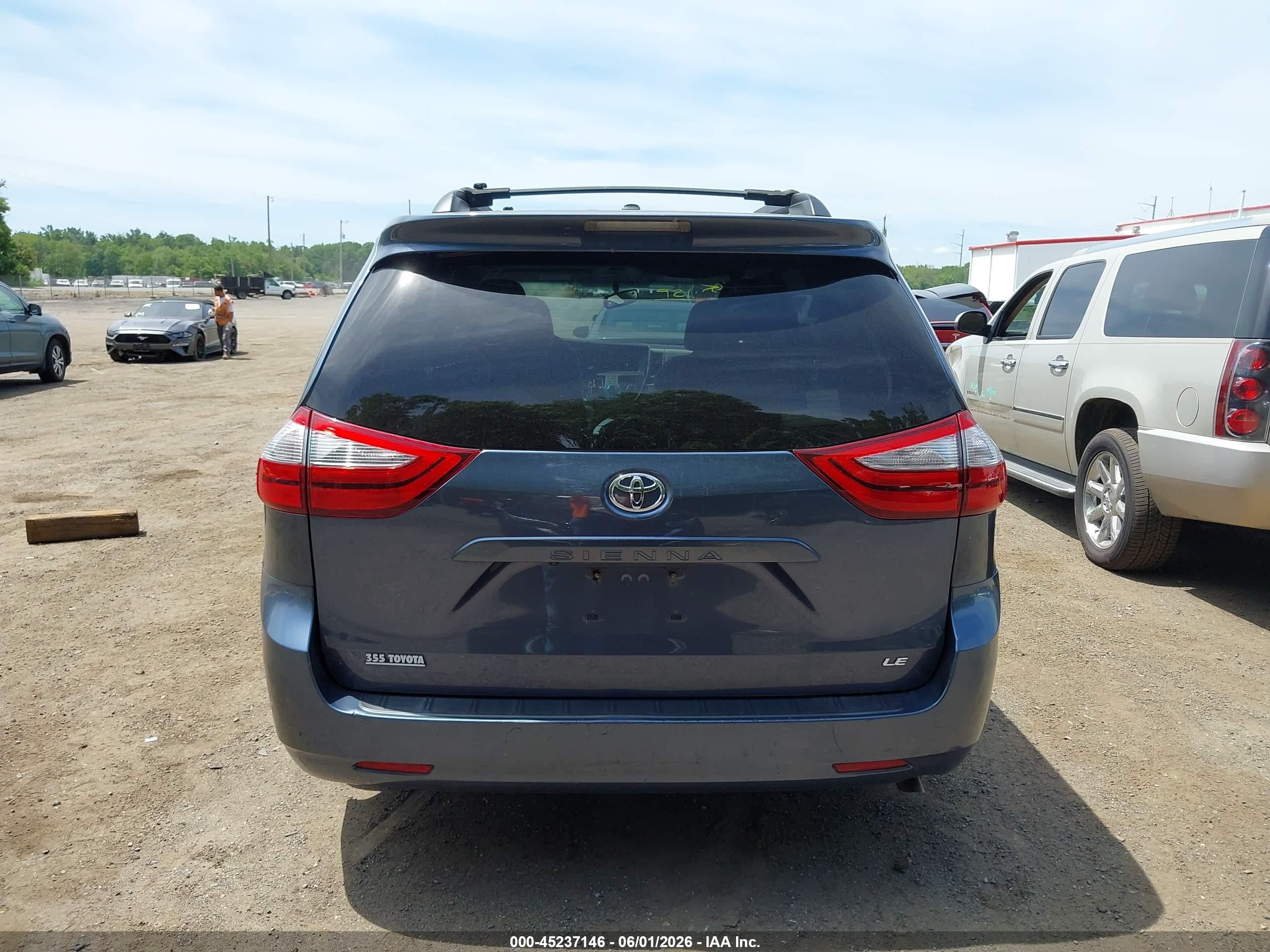 2015 Toyota Sienna Le 8 Passenger Синий vin: 5TDKK3DC7FS626515