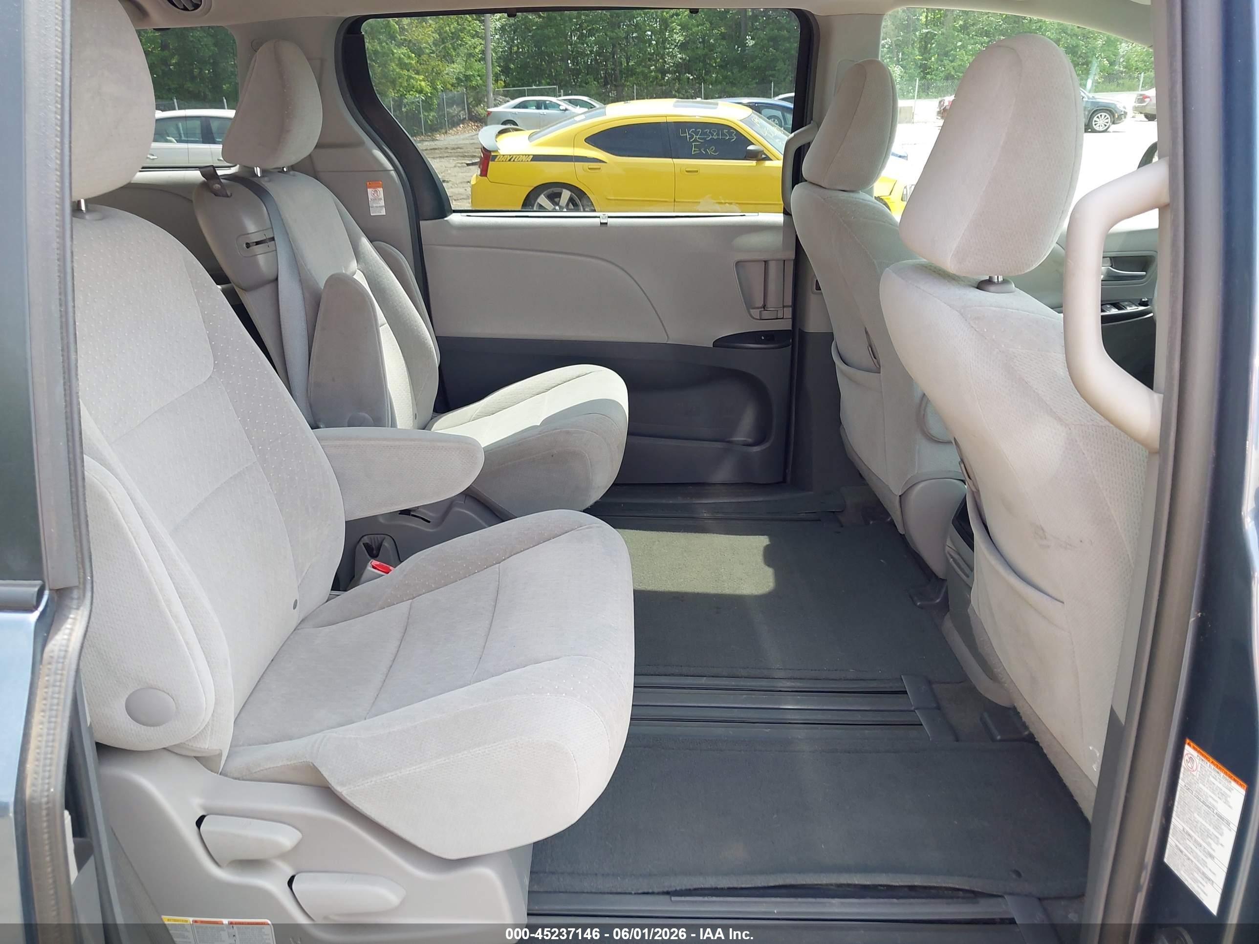 2015 Toyota Sienna Le 8 Passenger Синий vin: 5TDKK3DC7FS626515