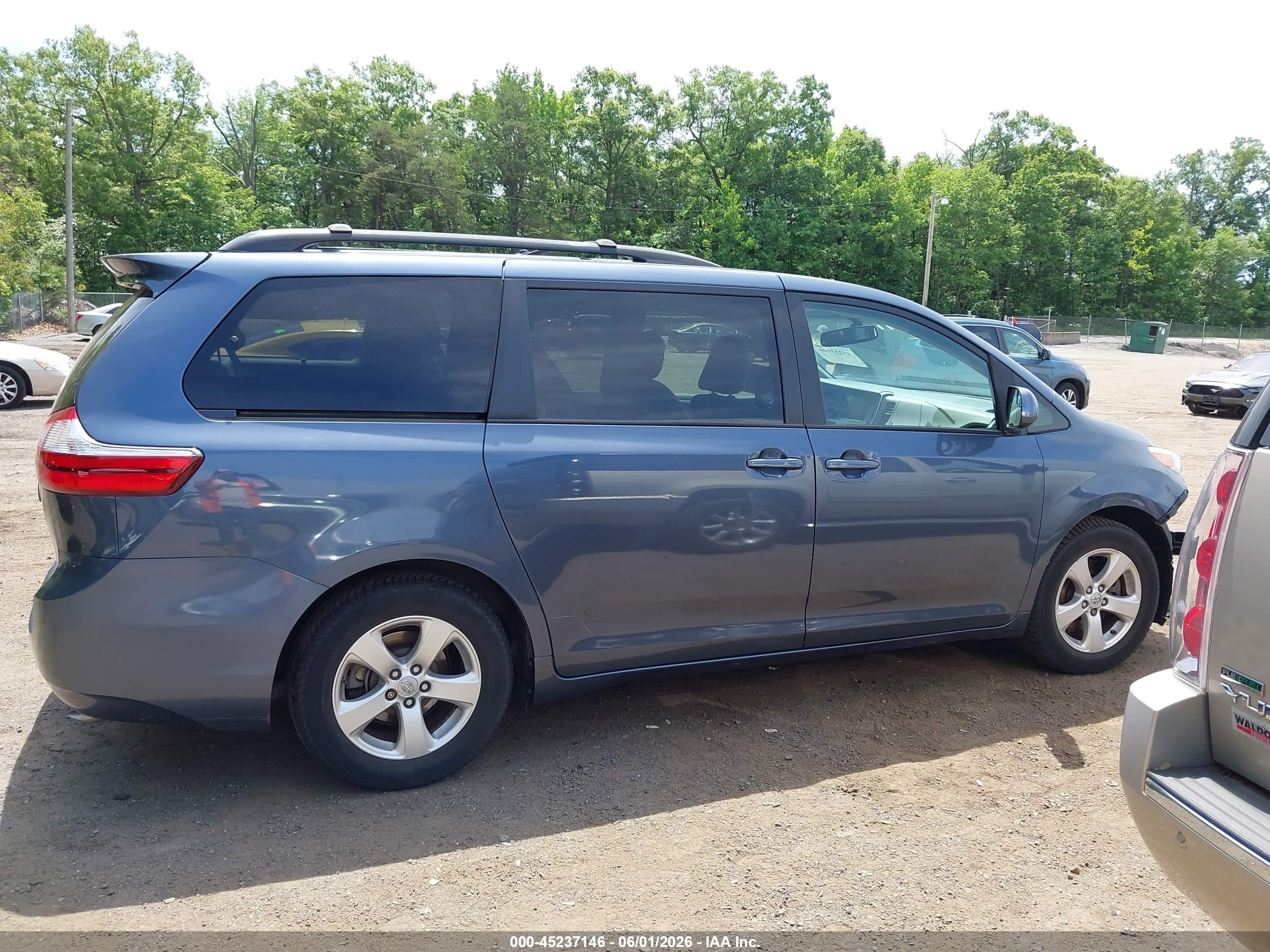 2015 Toyota Sienna Le 8 Passenger Синий vin: 5TDKK3DC7FS626515