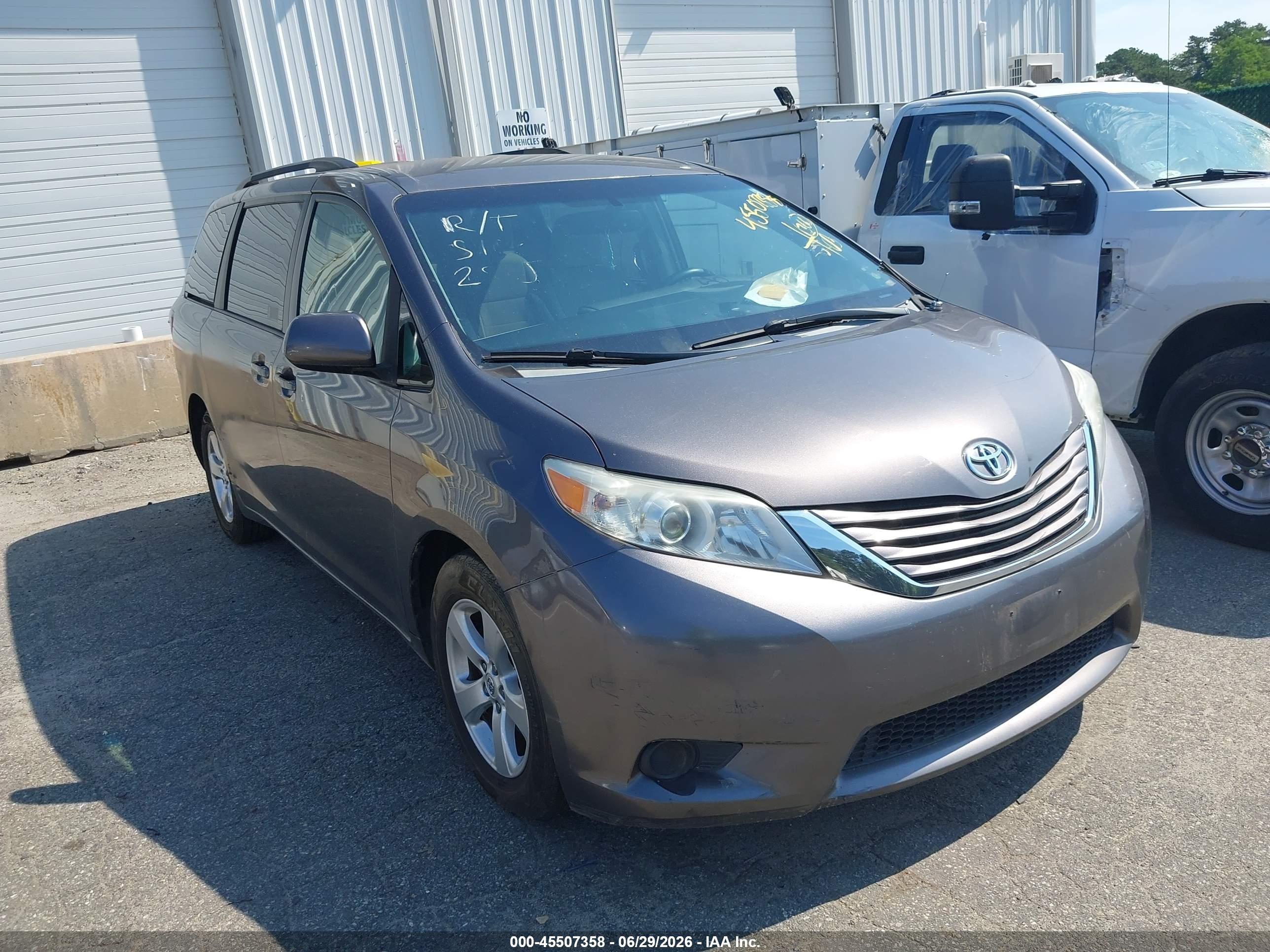 2015 Toyota Sienna Le 8 Passenger Серый vin: 5TDKK3DC7FS630614