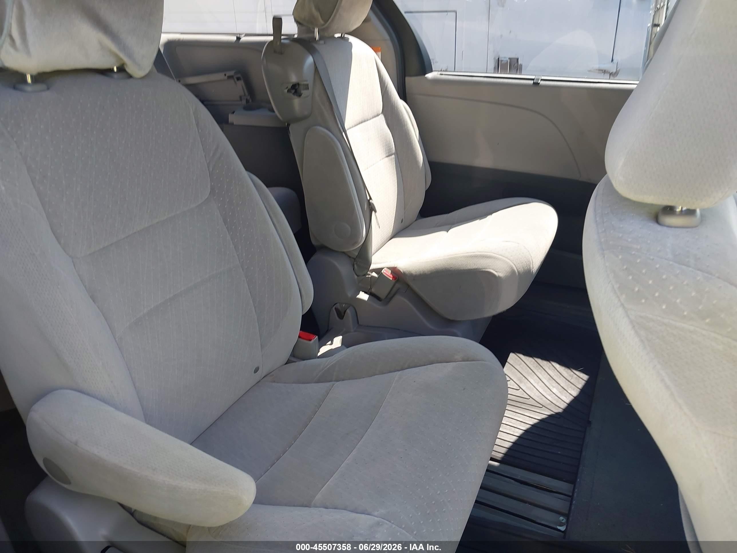 2015 Toyota Sienna Le 8 Passenger Серый vin: 5TDKK3DC7FS630614