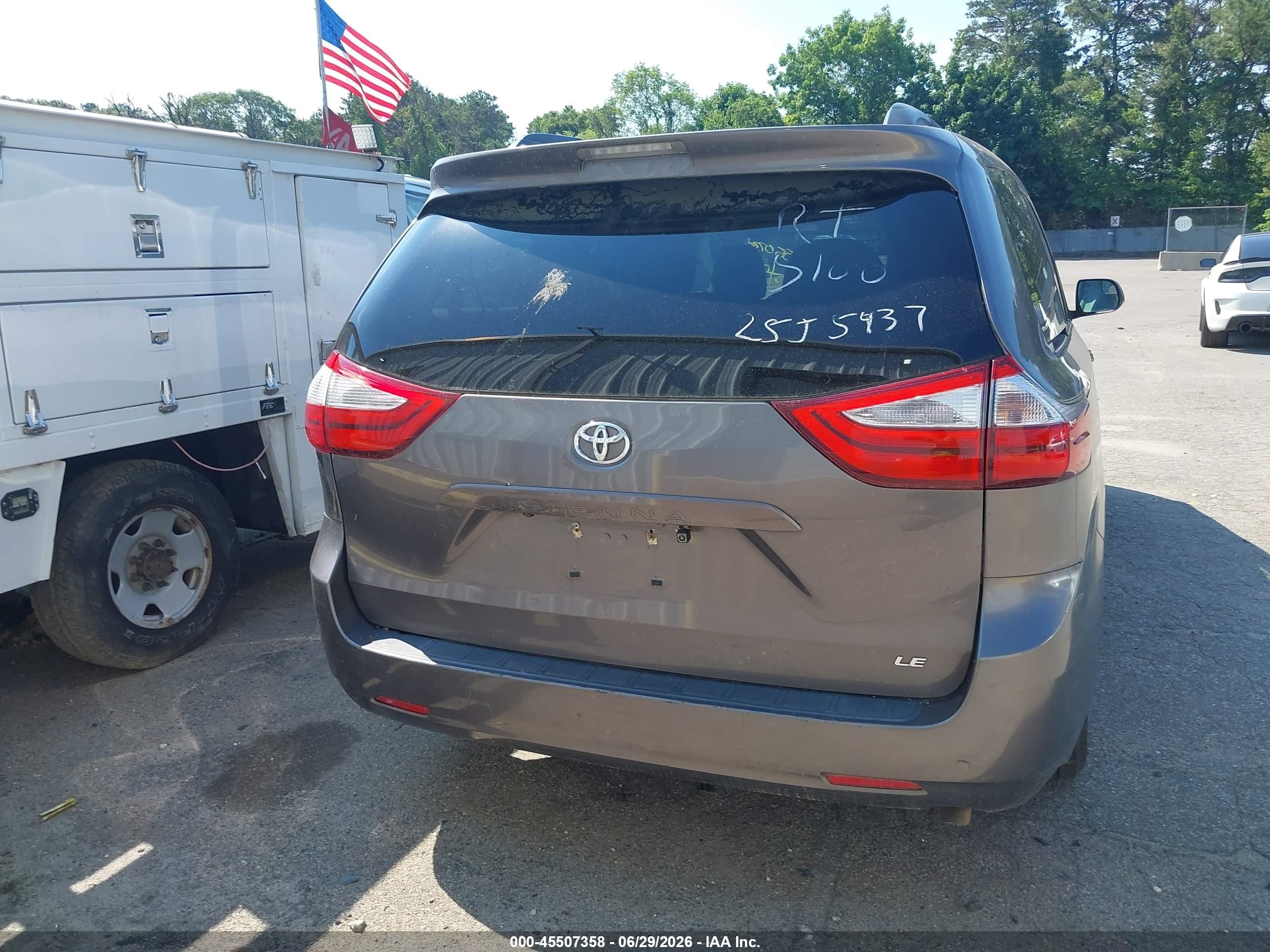 2015 Toyota Sienna Le 8 Passenger Серый vin: 5TDKK3DC7FS630614