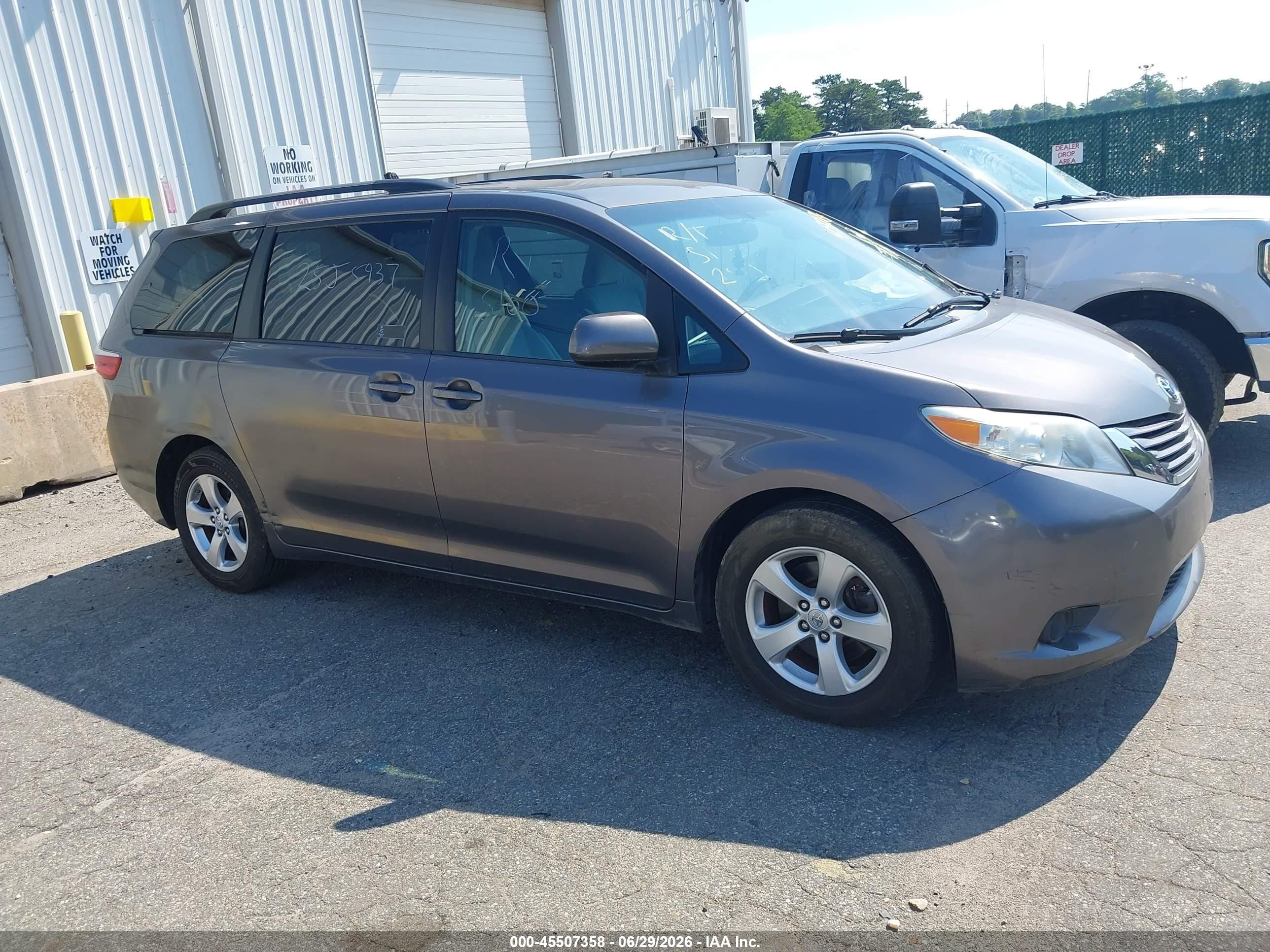 2015 Toyota Sienna Le 8 Passenger Серый vin: 5TDKK3DC7FS630614
